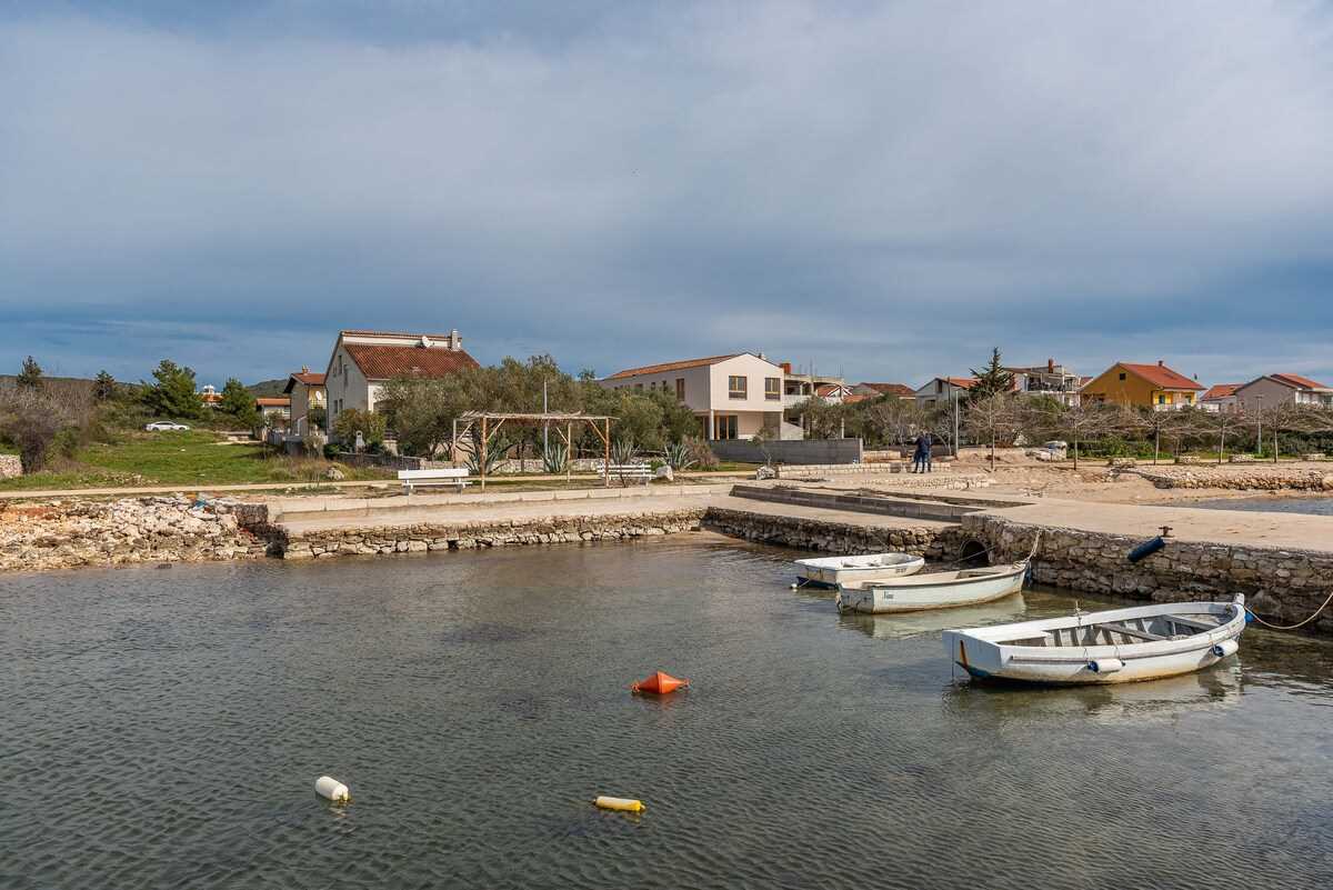 Beachfront Apartment Lostura with sea view