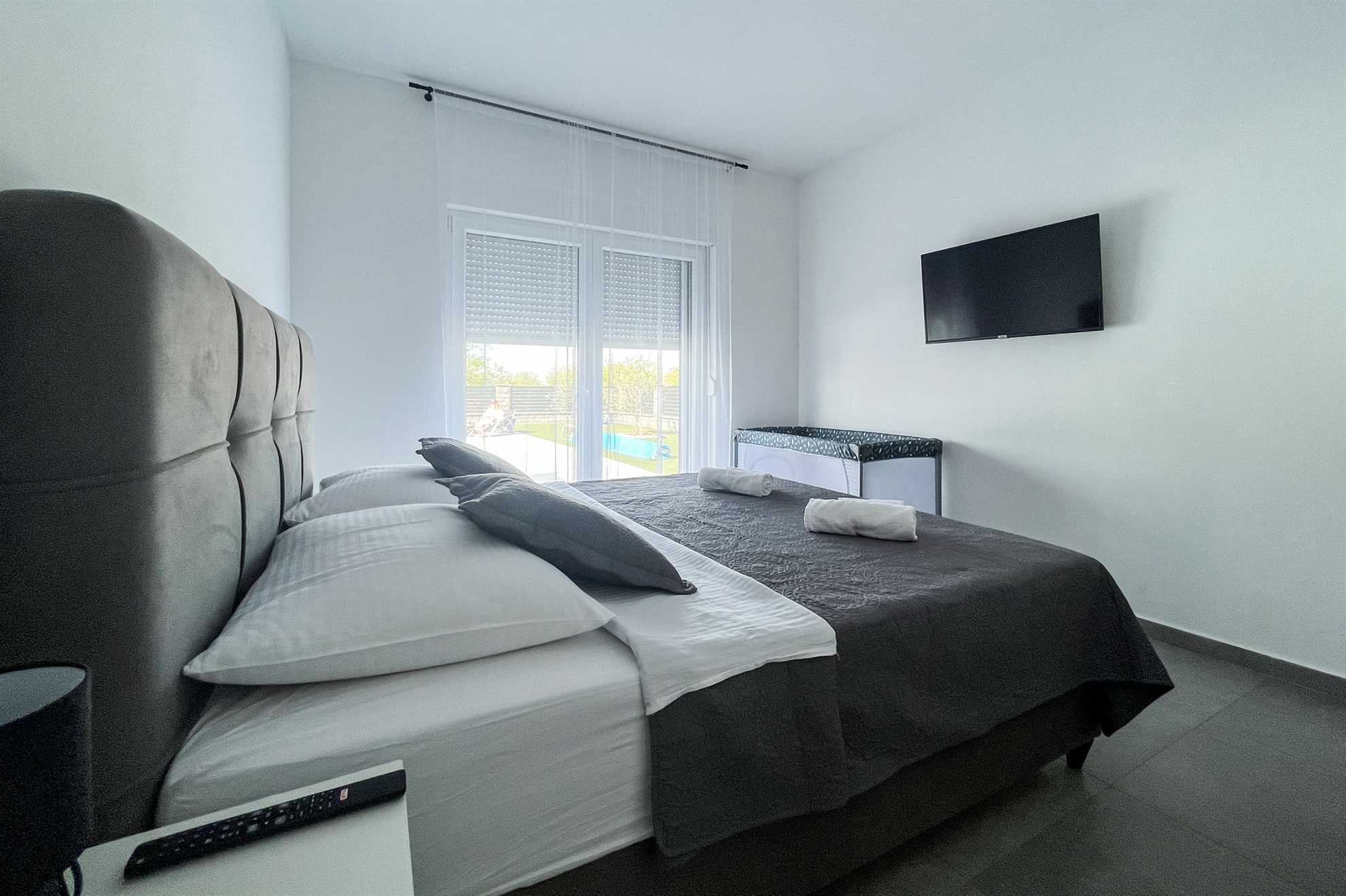 Villa Freya with heated swimming pool, Murvica