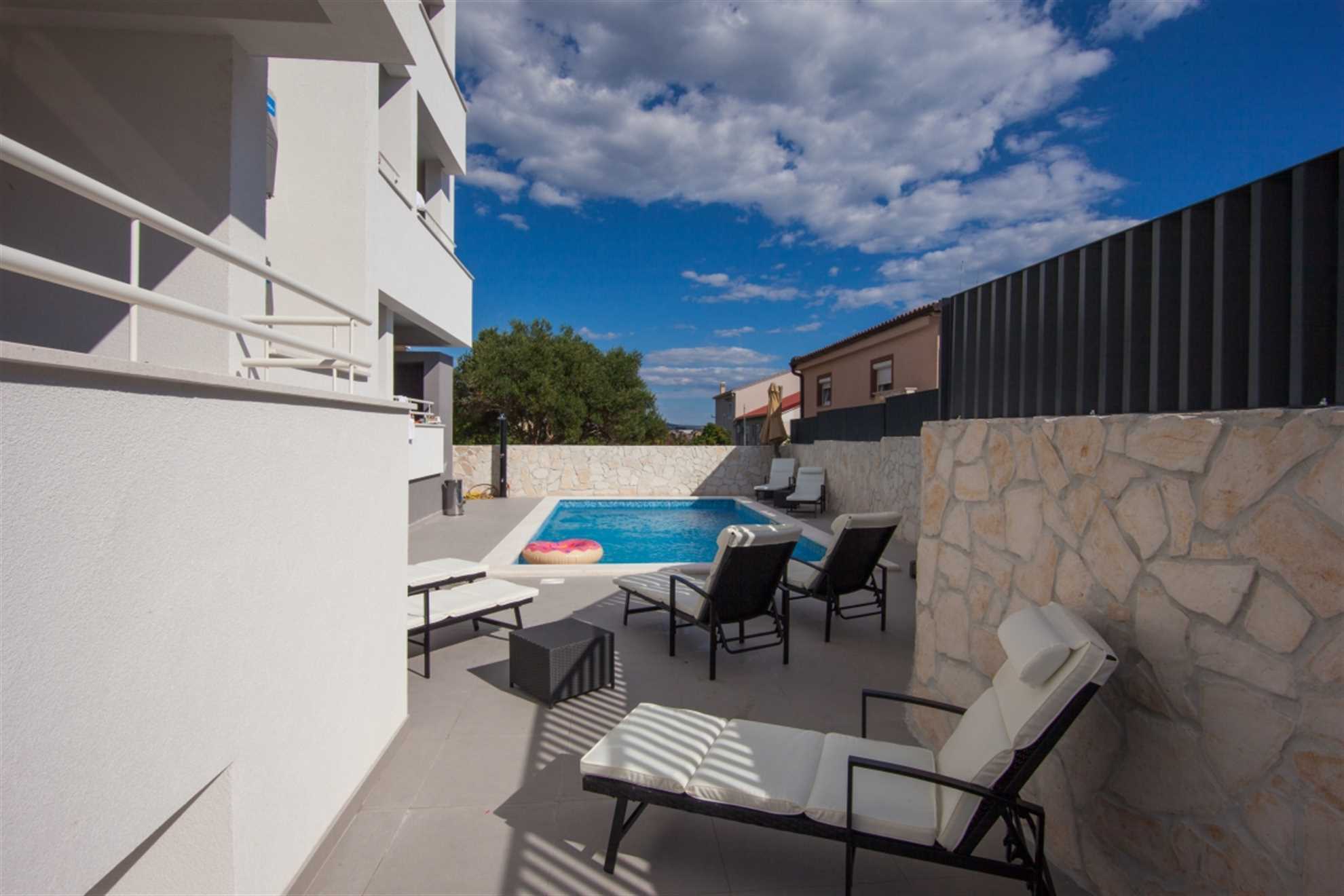 One Bedroom Apartment With Balcony