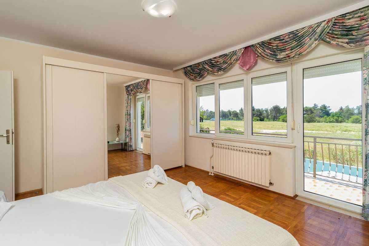 Holiday home Mary