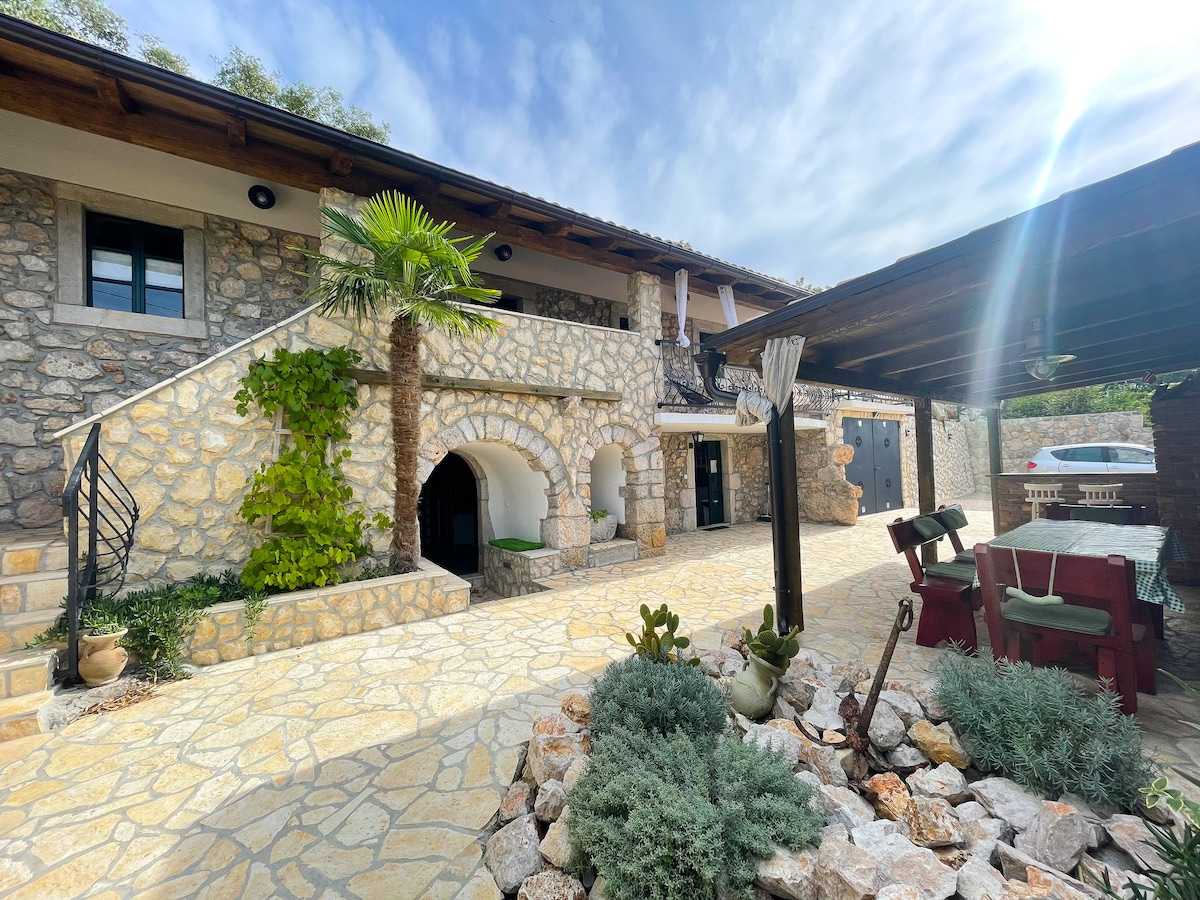 Traditionelles Ferienhaus am Meer in Paun