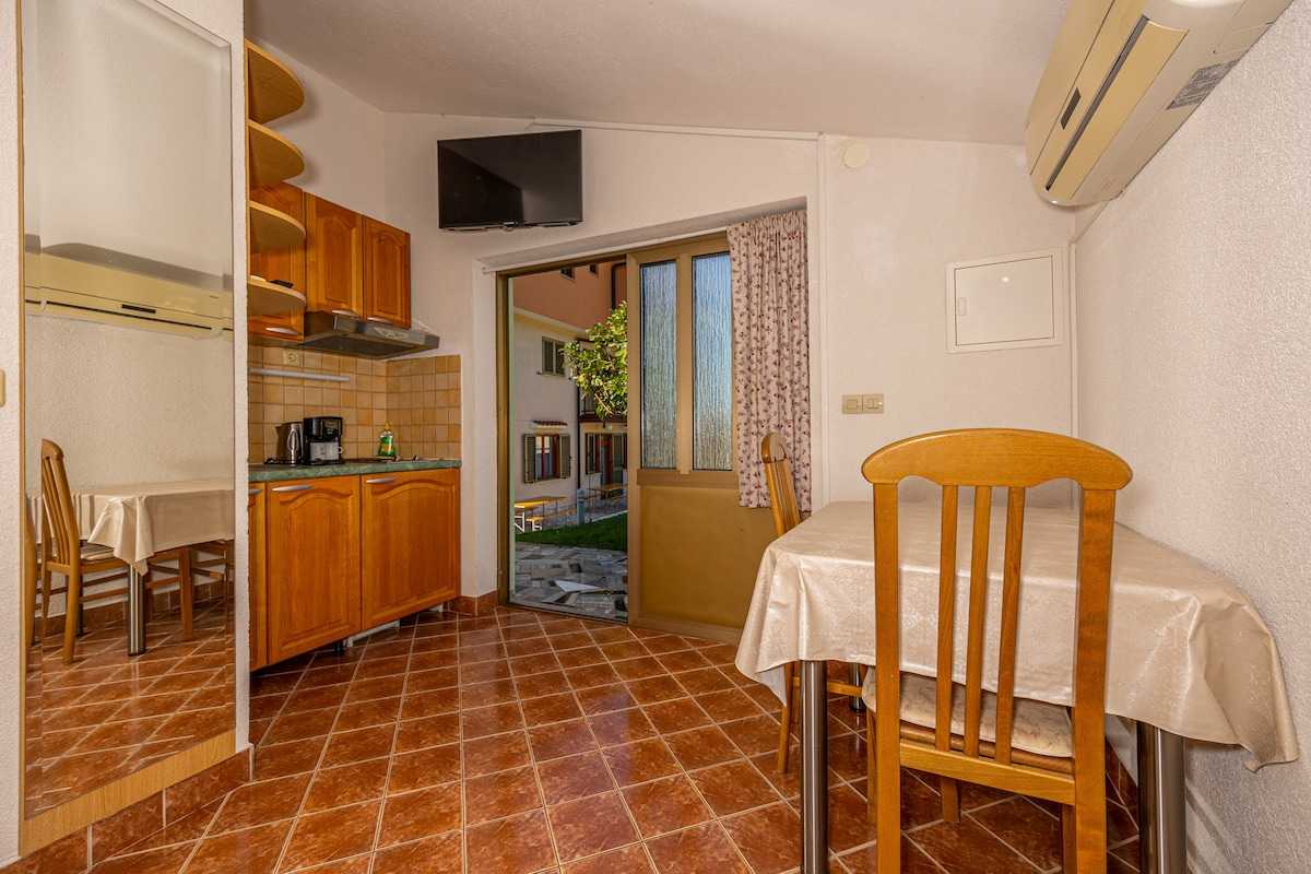 Studio-Apartment Mistral 5