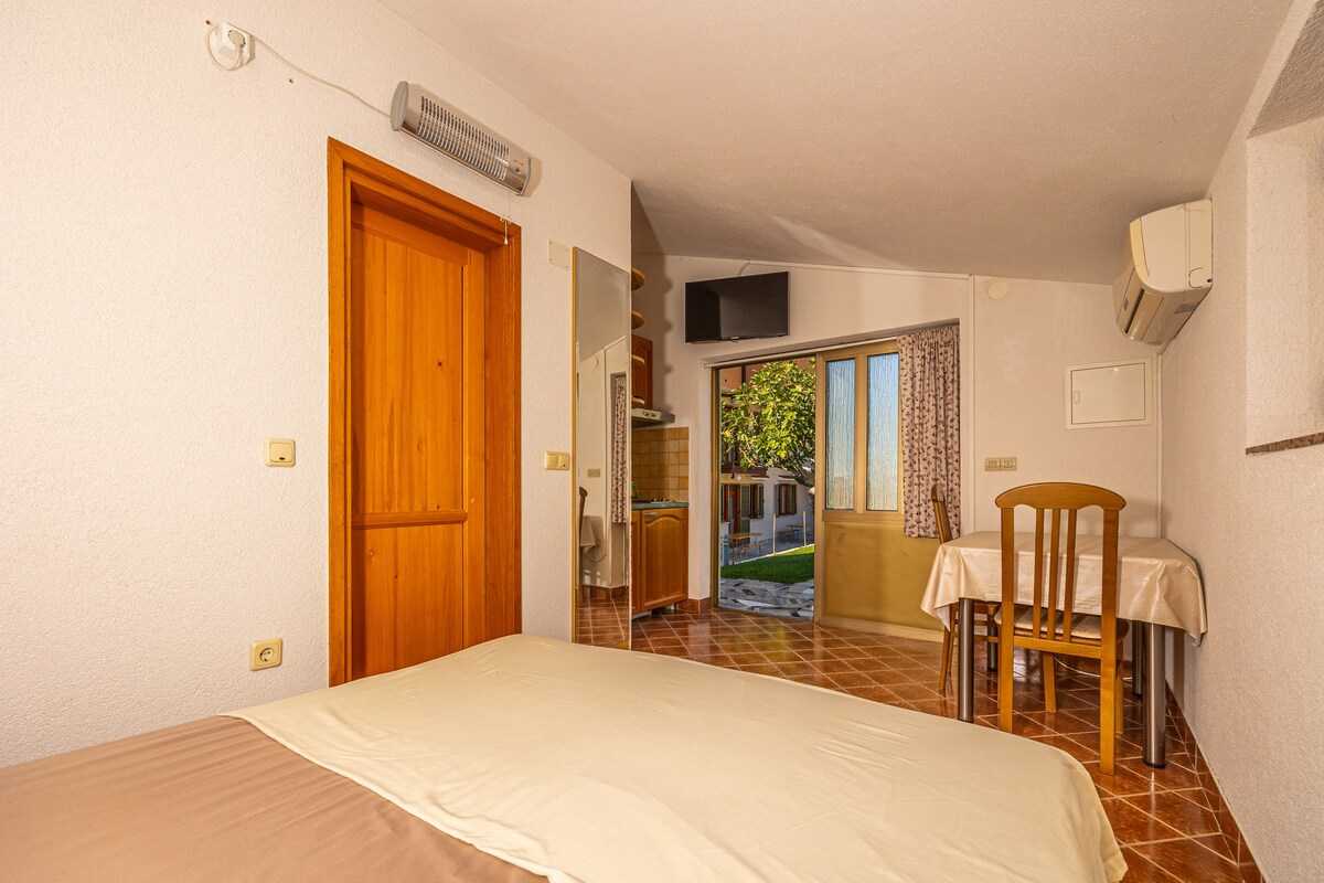 Studio-Apartment Mistral 5