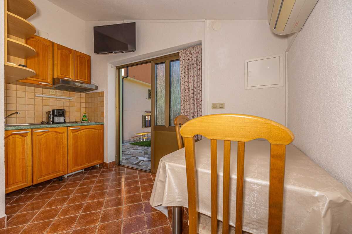 Studio-Apartment Mistral 5