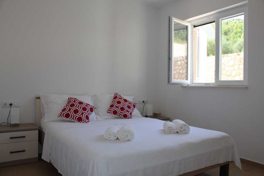 A2 - Charming 2-Bedroom Escape near Dubrovnik: Balcony Sea View & High-Speed Wi-Fi