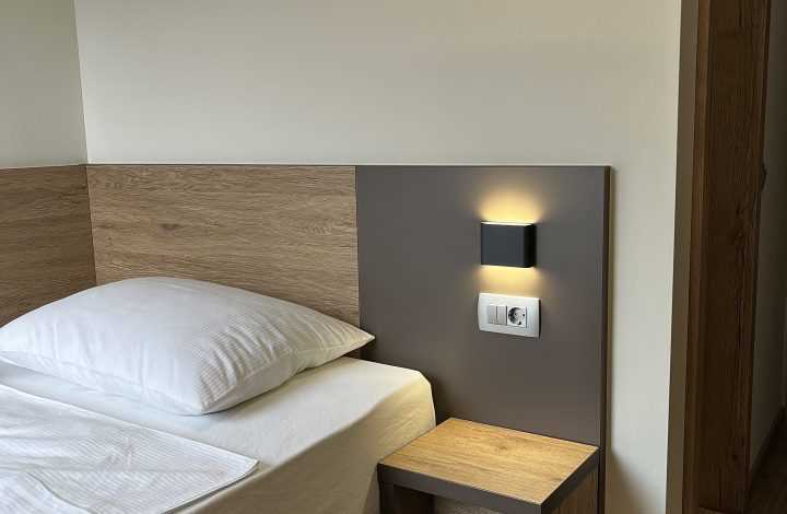 Enoposteljna soba (1)