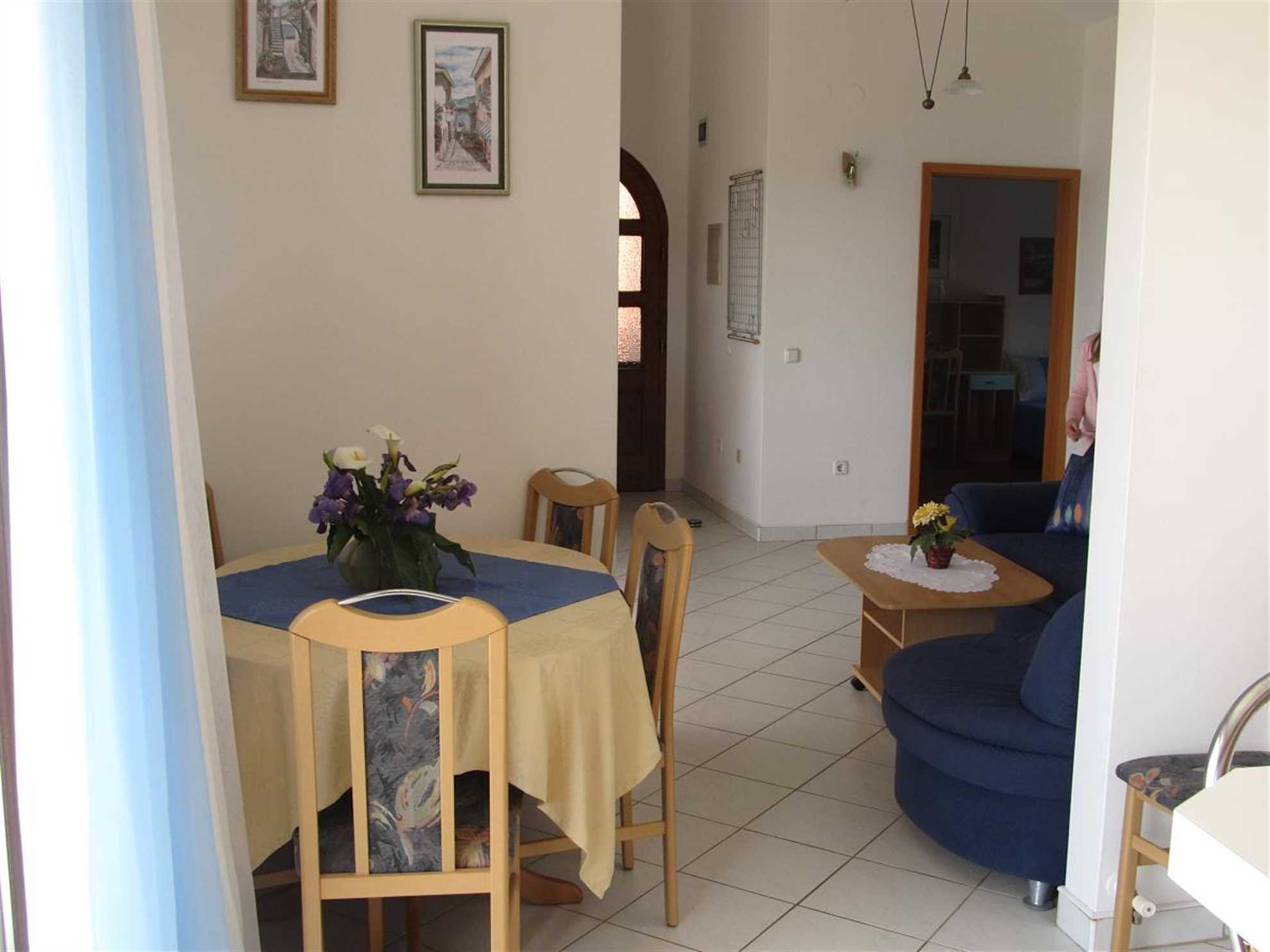 Apartman u Banjolama, pogodan za obitelji, pogled na more, klima uređaj, WiFi, roštilj, do 5 osoba