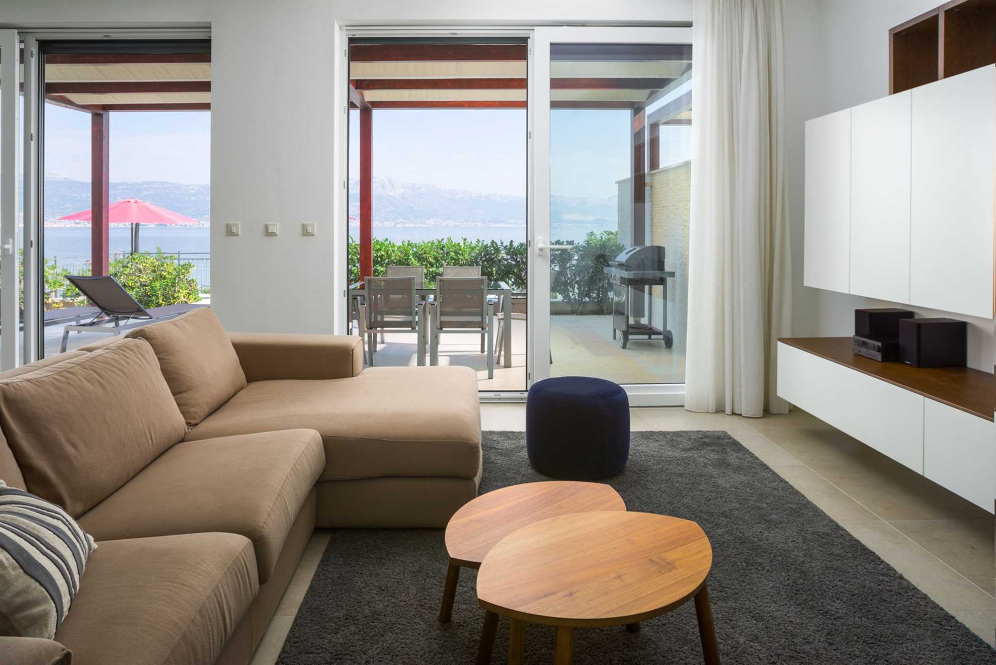 Beachfront Apartment Lemonade with Pool I