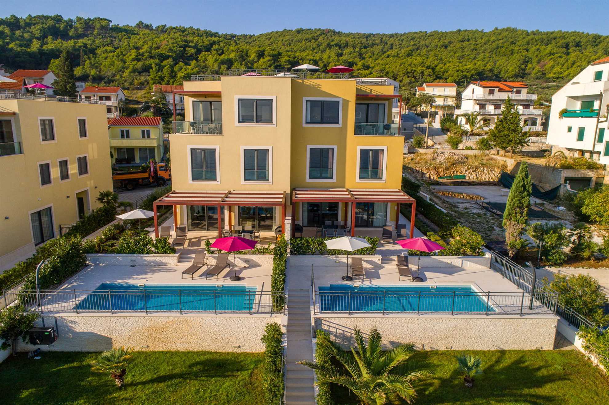 Beachfront Apartment Lemonade II