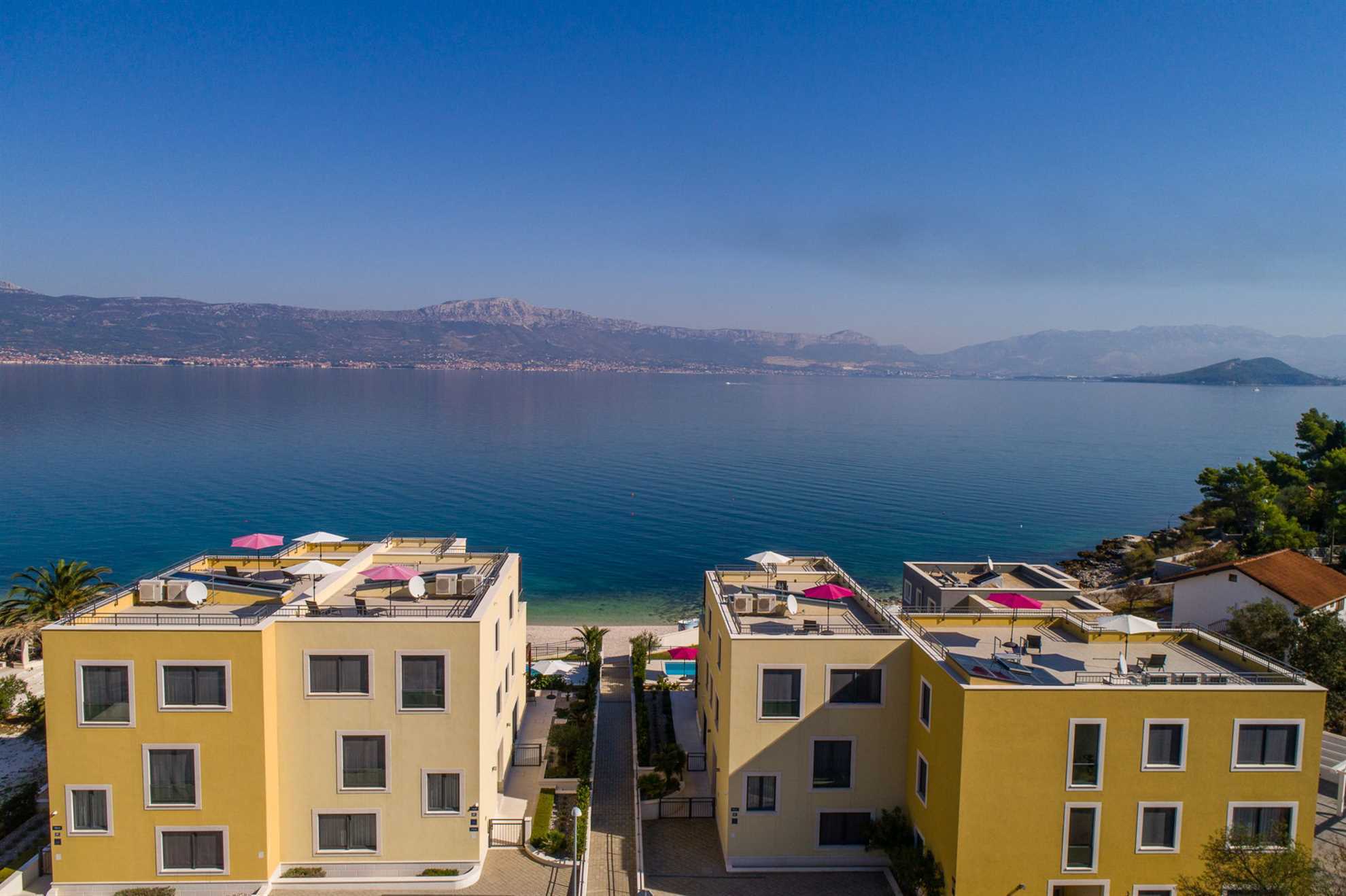 Beachfront Apartment Lemonade with Pool III