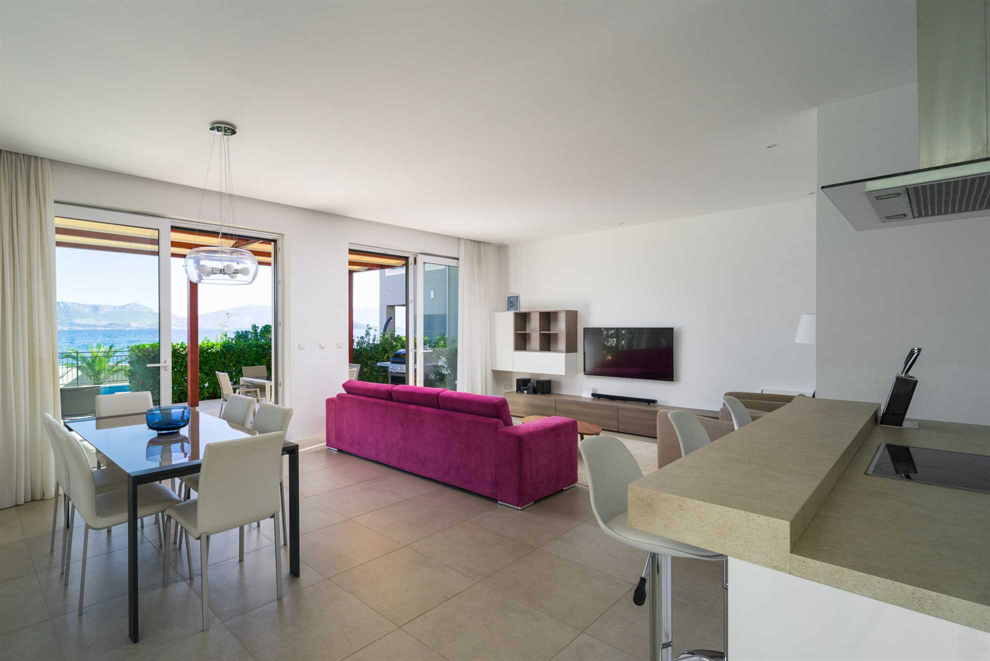 Beachfront Apartment Lemonade with Pool V