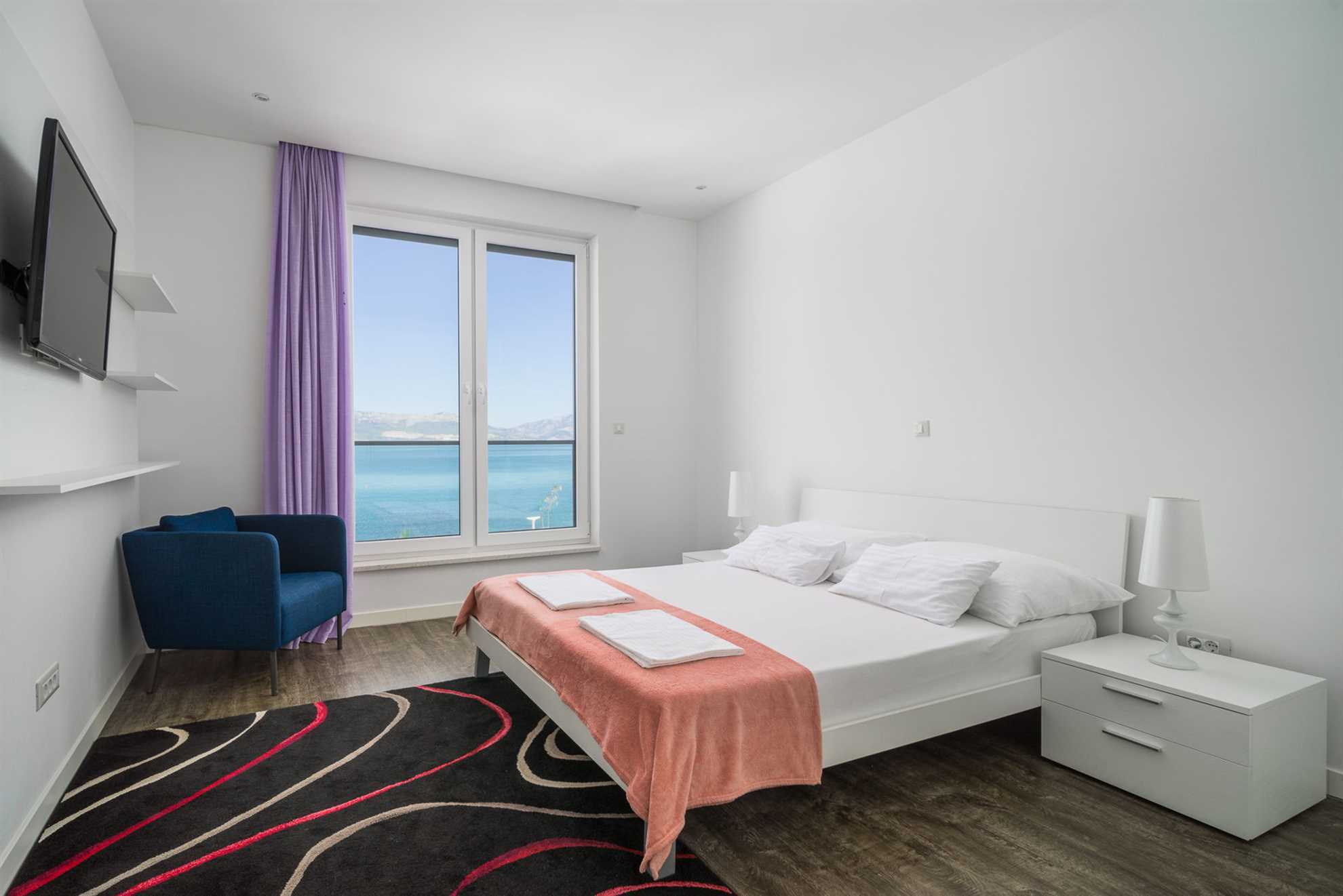 Beachfront Apartment Lemonade with Pool V