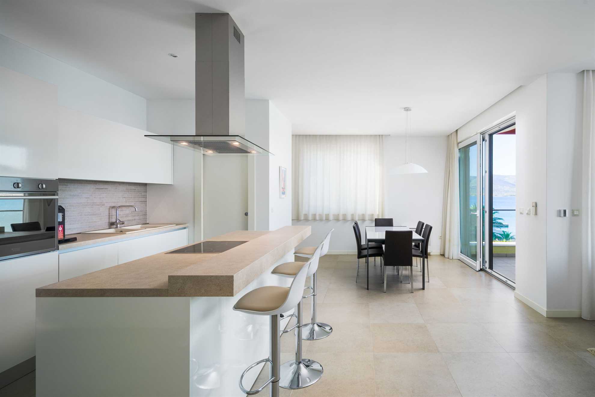 Beachfront Apartment Lemonade VI