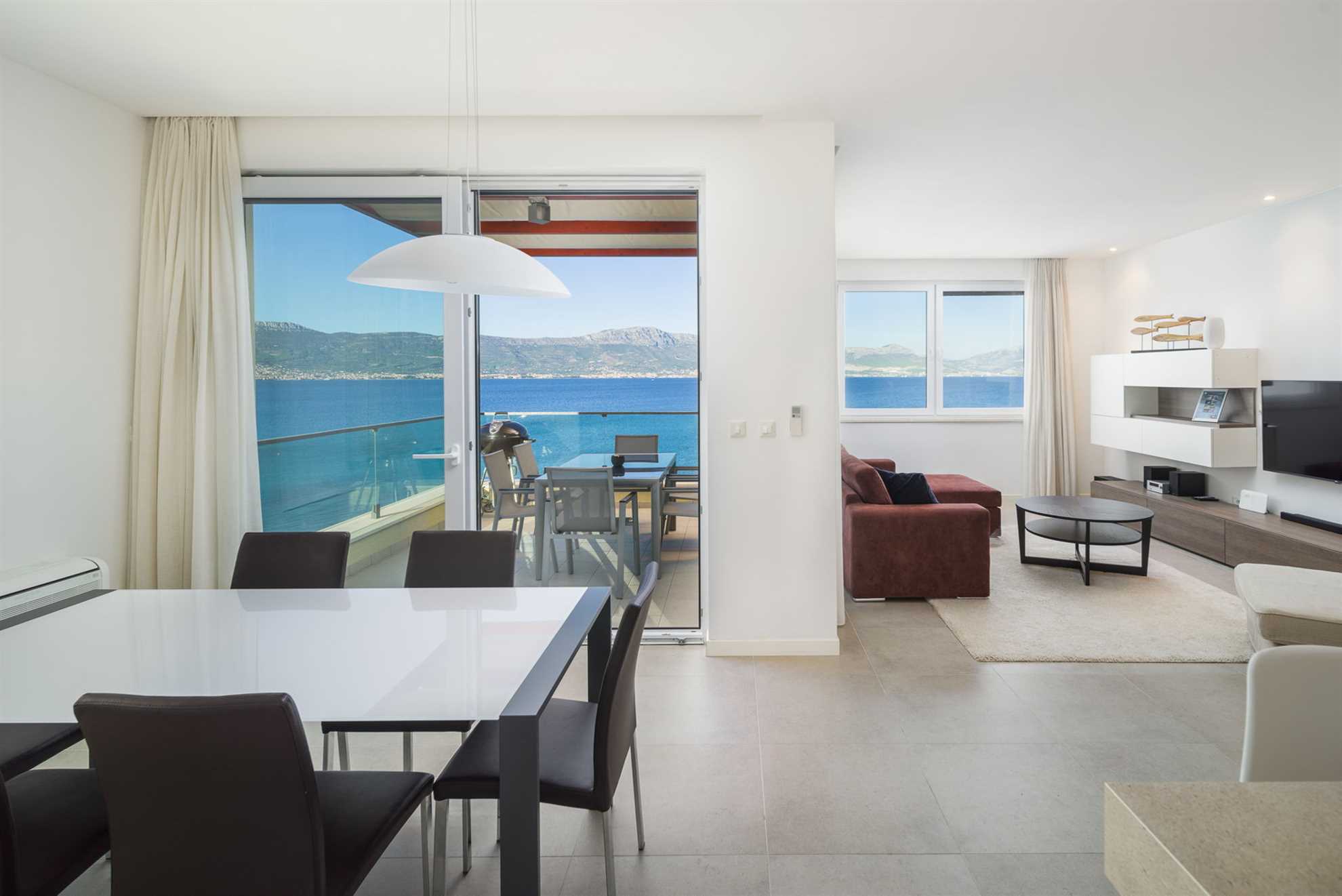 Beachfront Apartment Lemonade VI