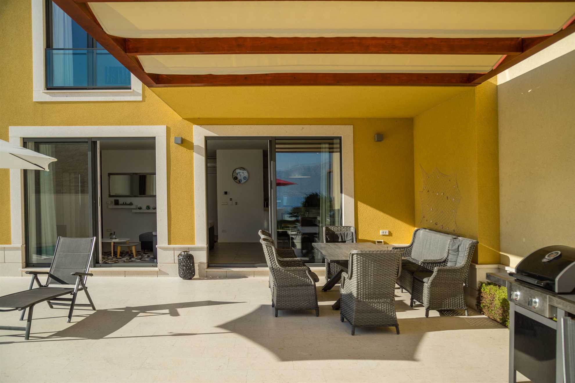 Beachfront Apartment Lemonade with Pool VII