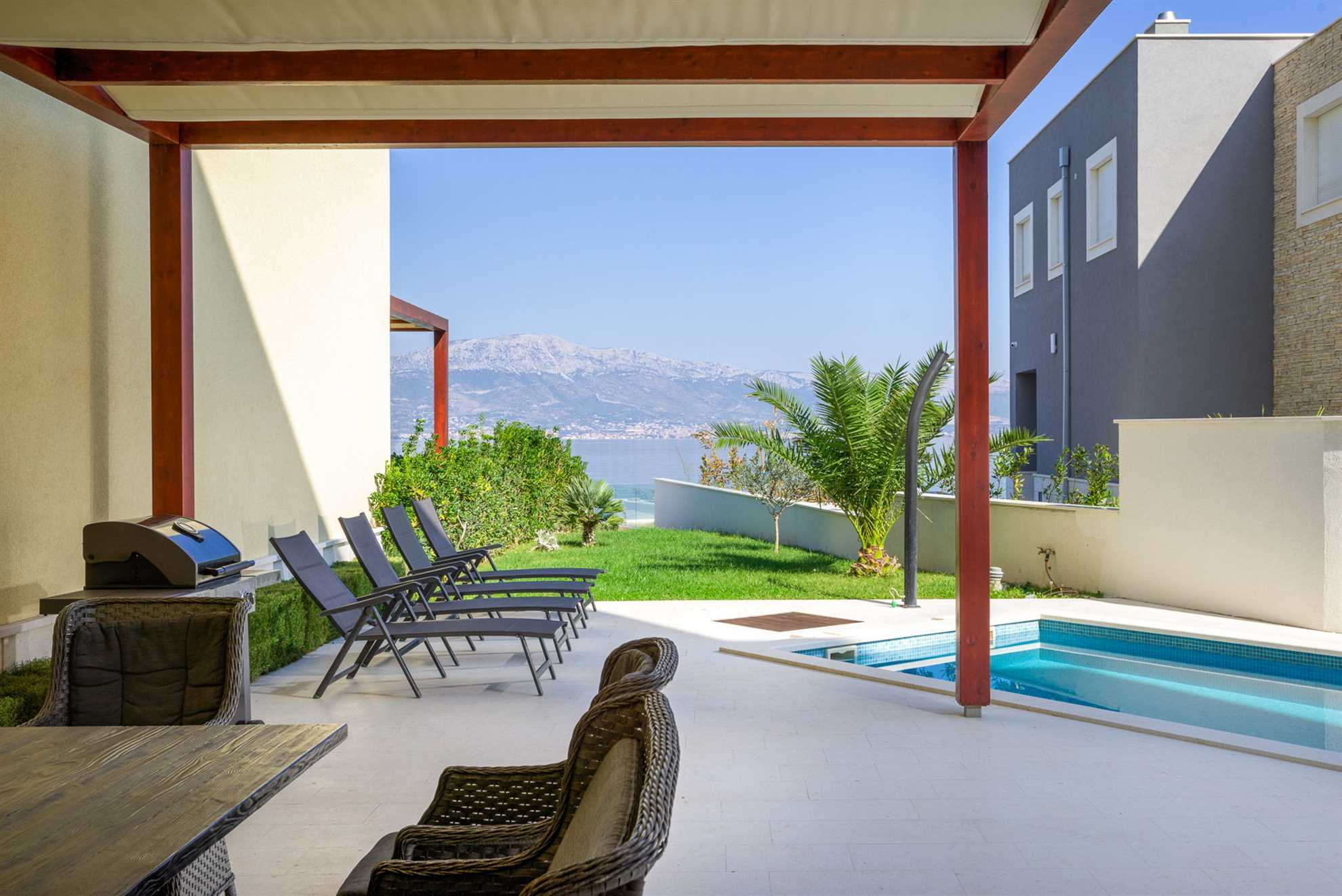 Beachfront Apartment Lemonade with Pool VII