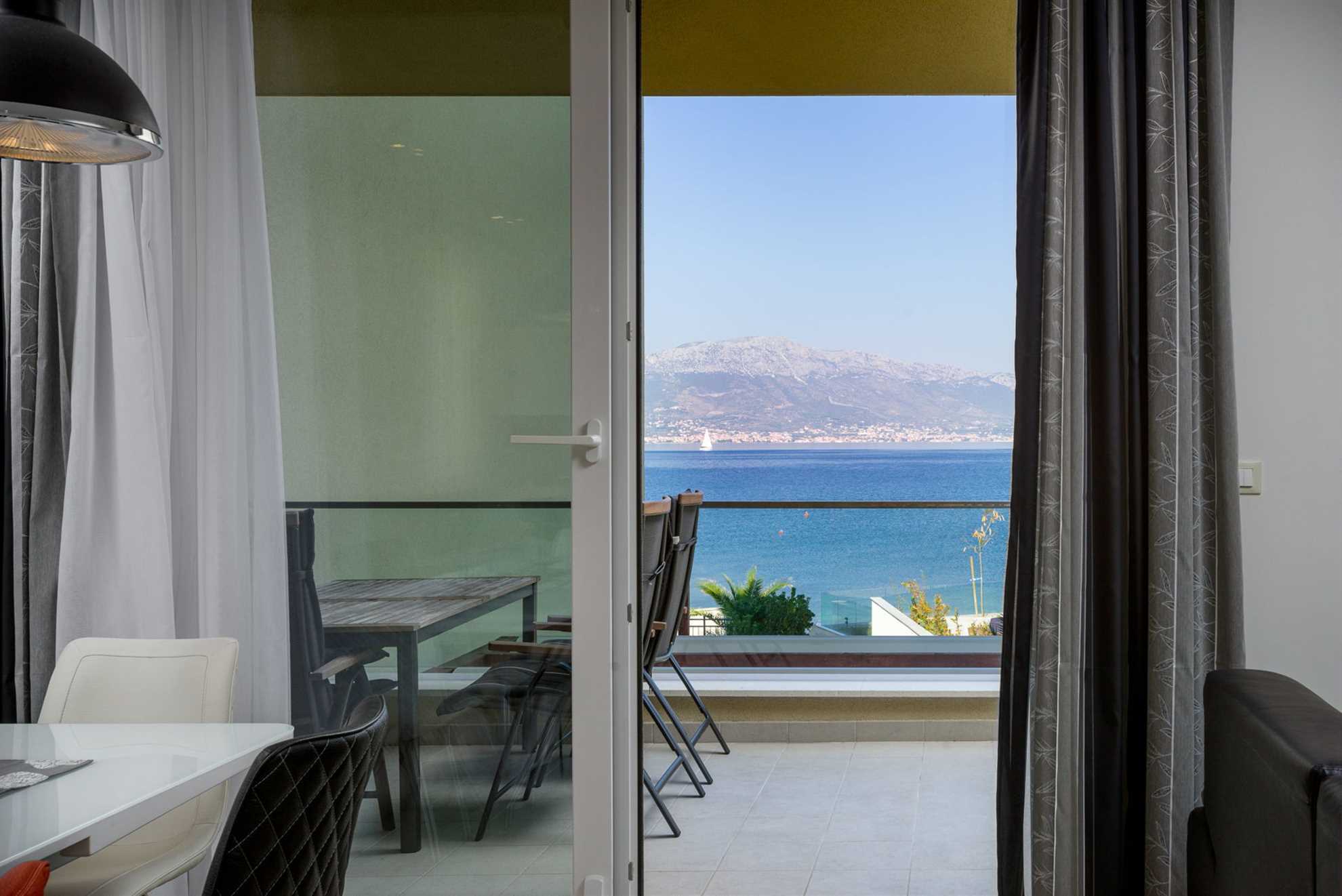 Beachfront Apartment Lemonade VIII