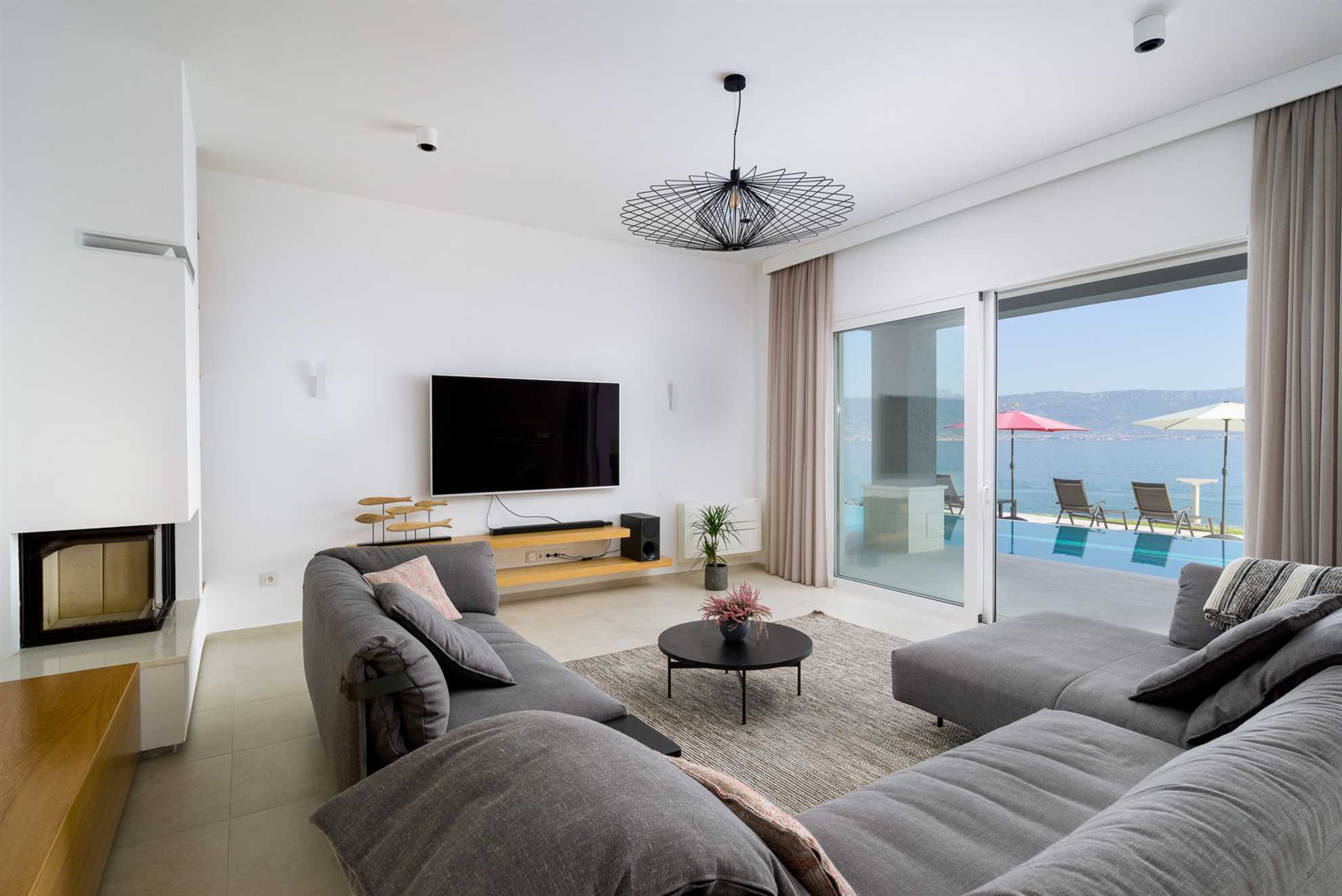 Beachfront Villa Grey Martini with Pool
