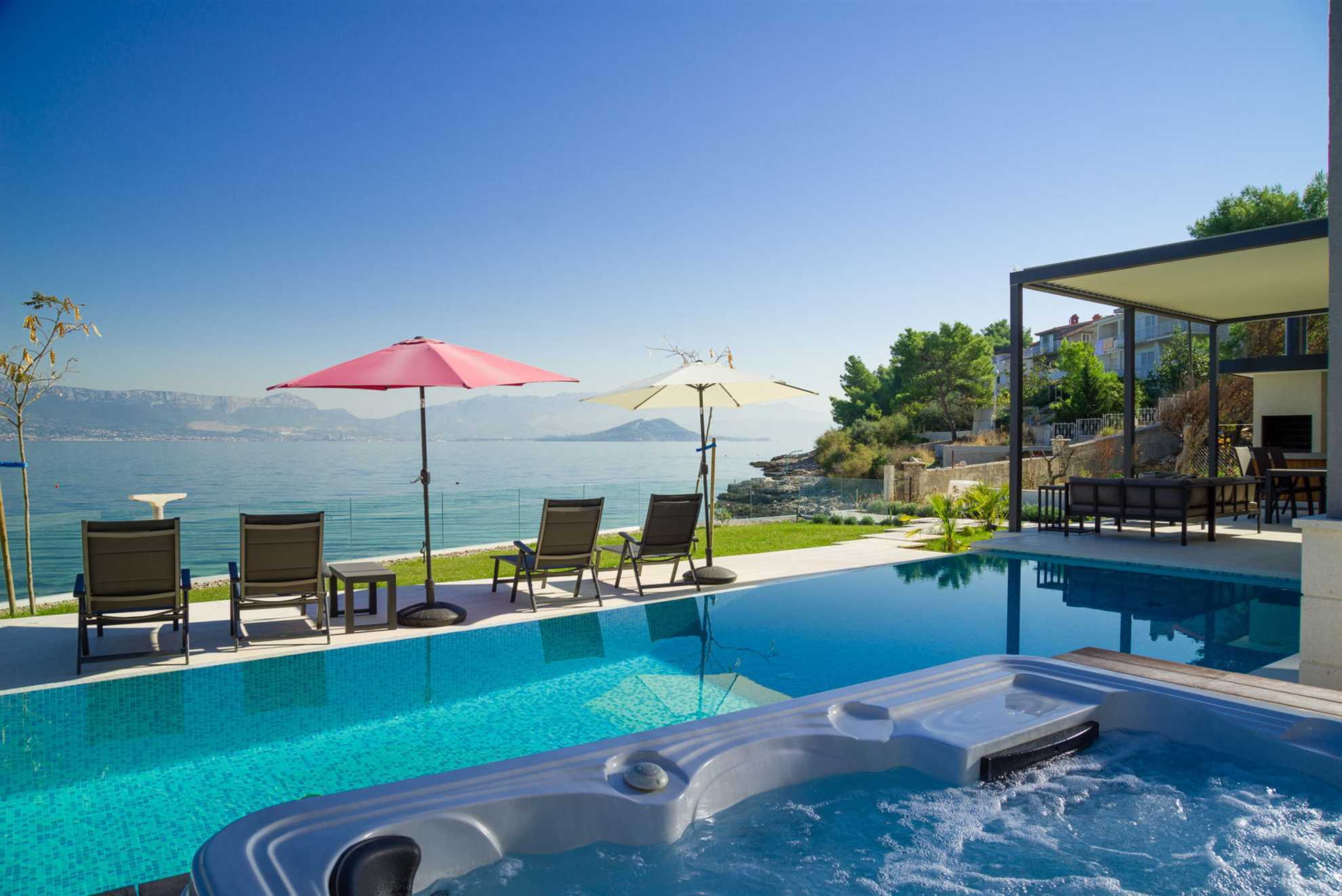 Beachfront Villa Grey Martini with Pool