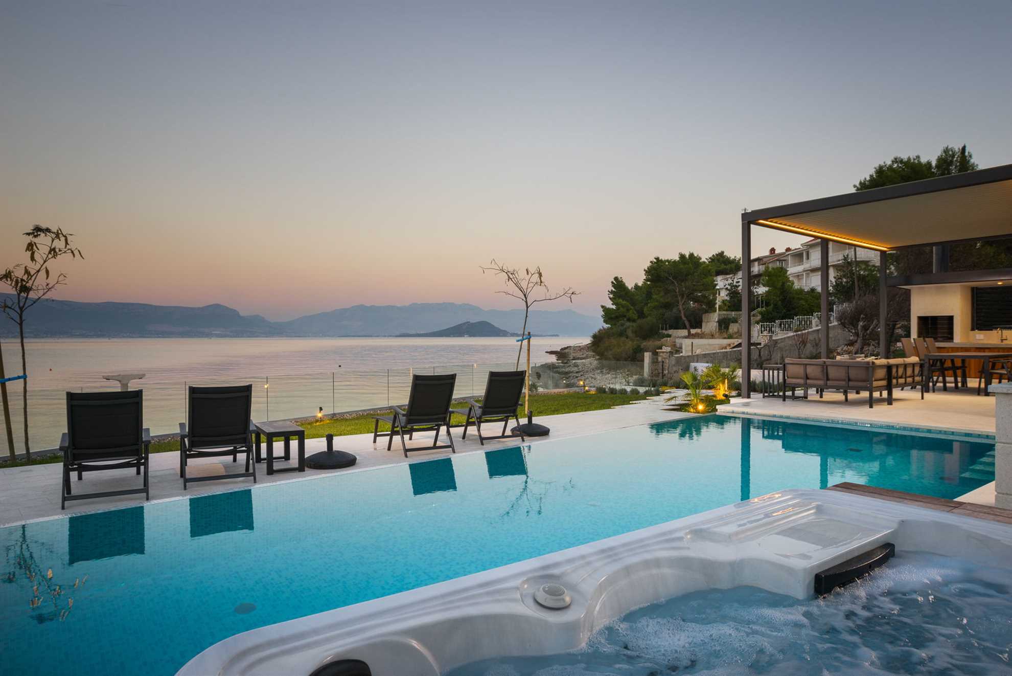 Beachfront Villa Grey Martini with Pool