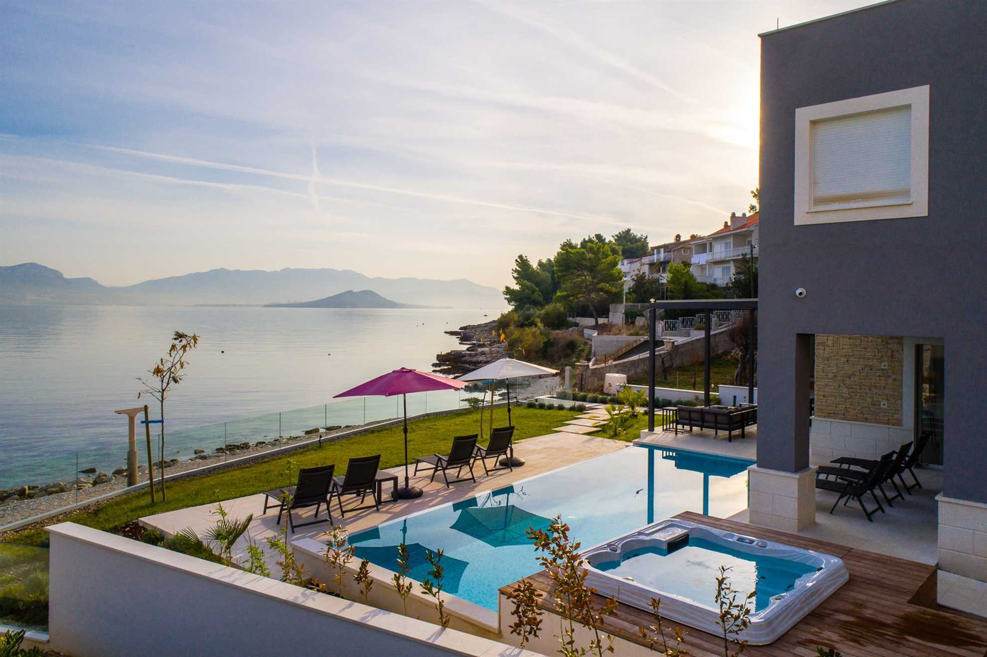Beachfront Villa Grey Martini with Pool