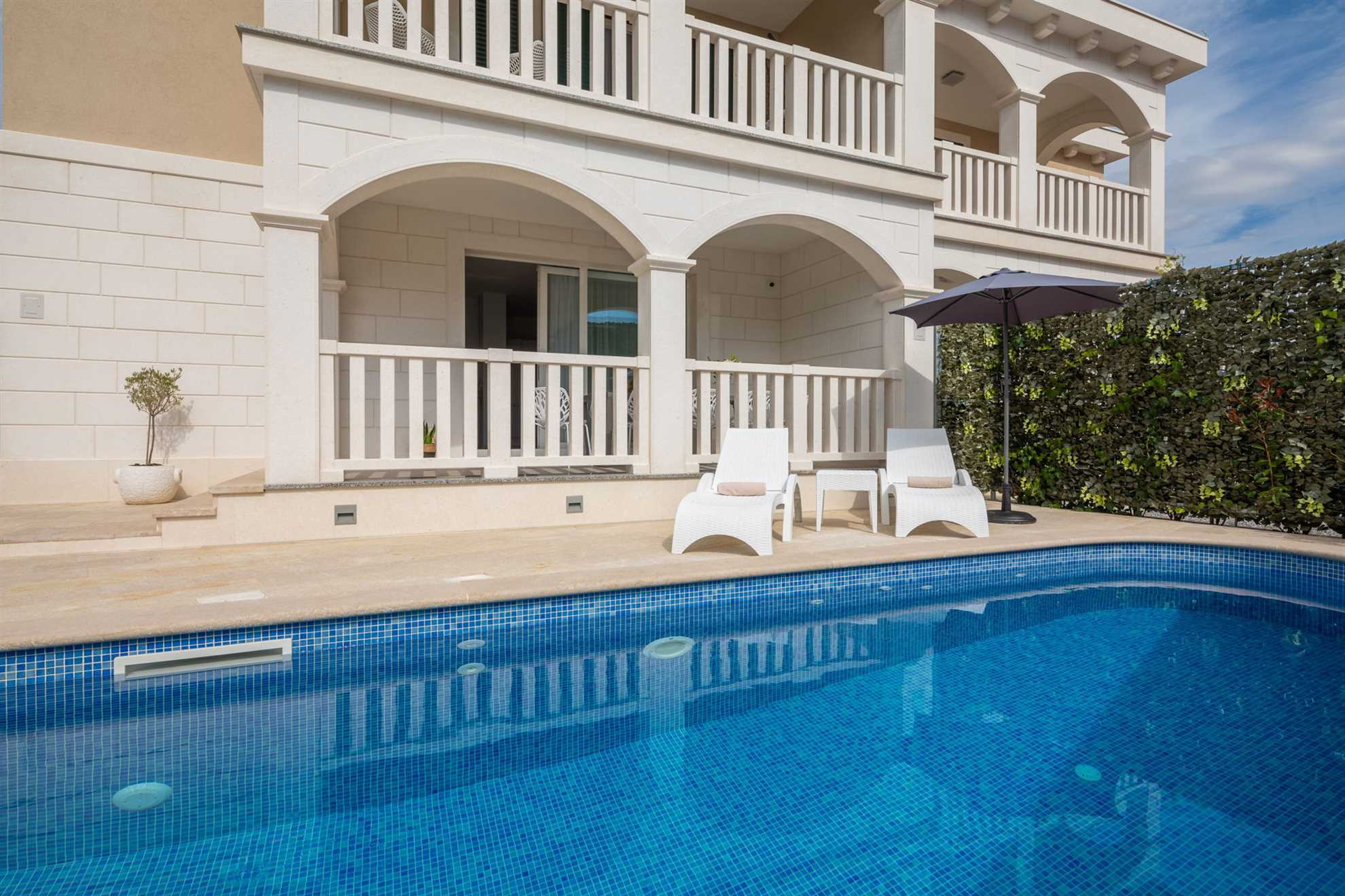 Villa Stone Art with Pool
