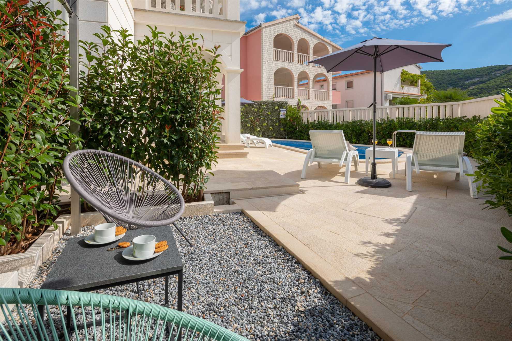 Villa Stone Art with Pool