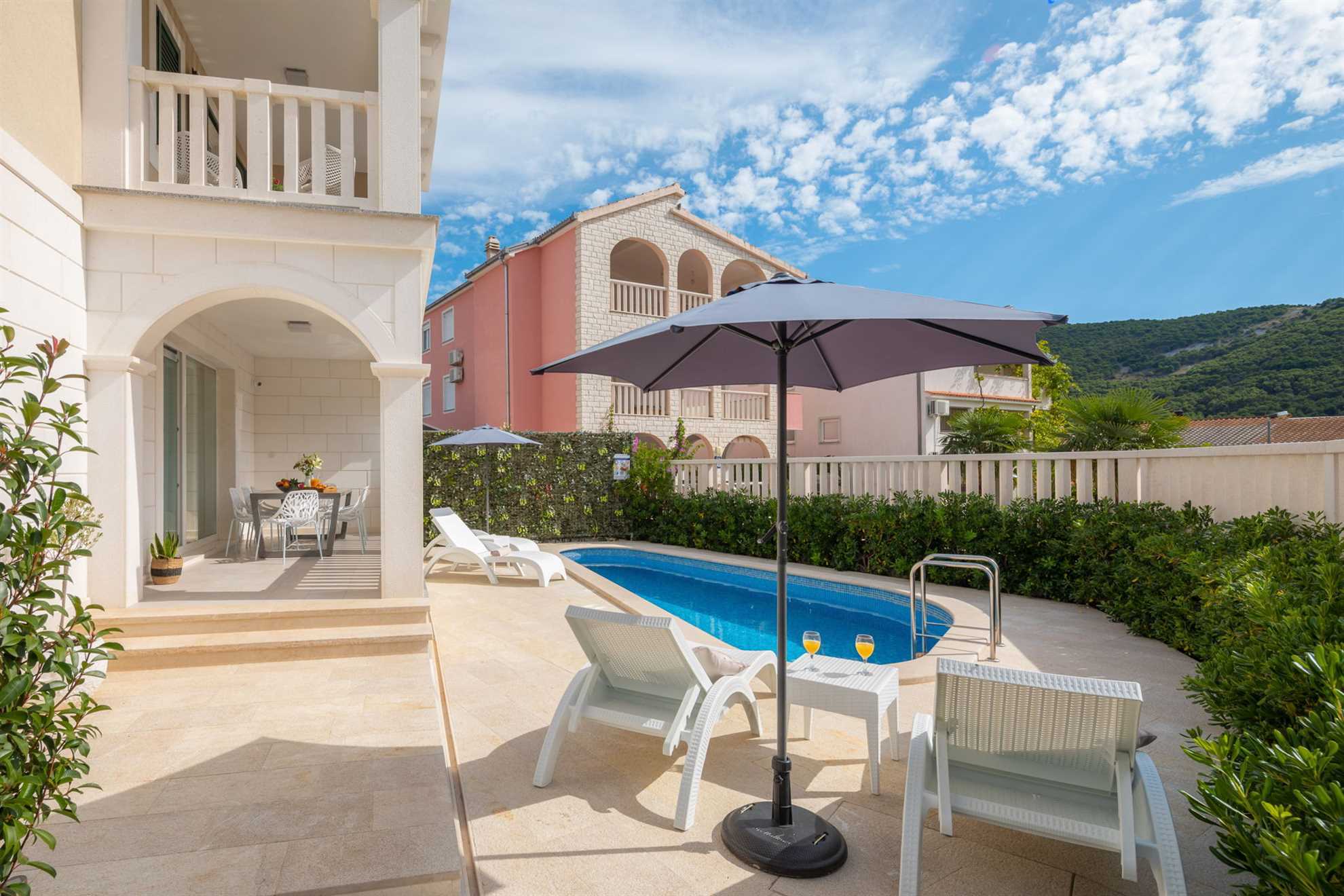 Villa Stone Art with Pool