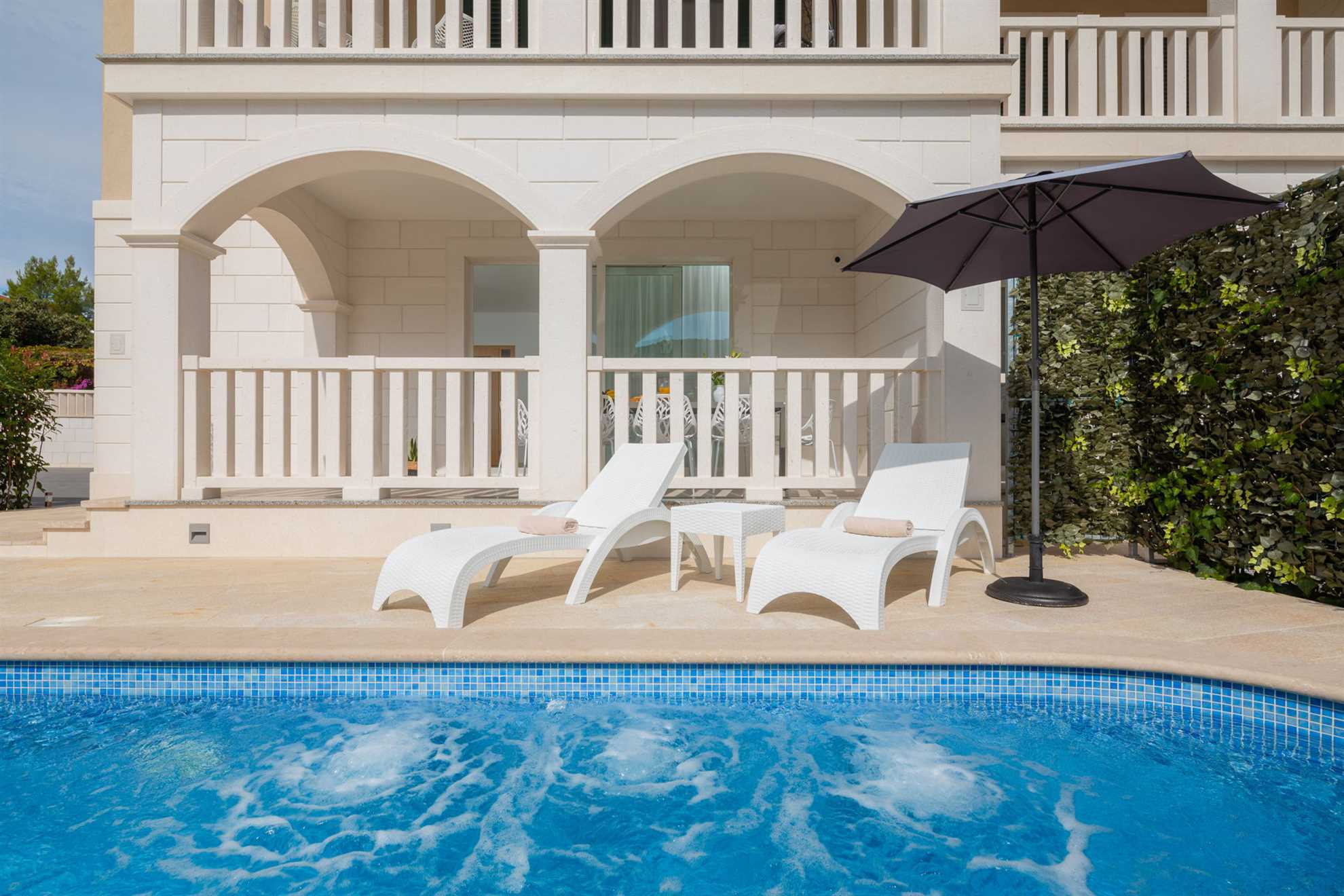 Villa Stone Art with Pool