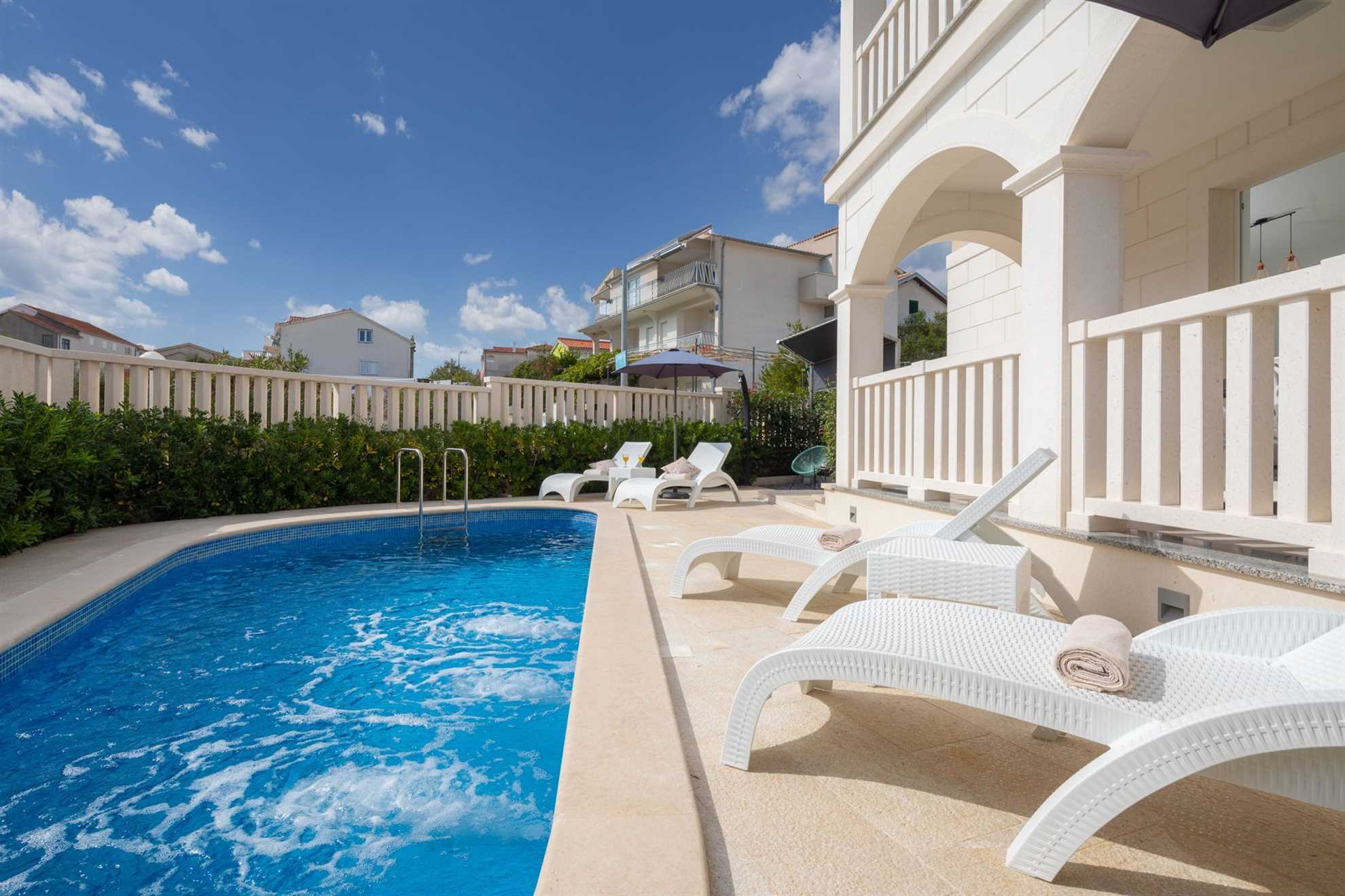Villa Stone Art with Pool