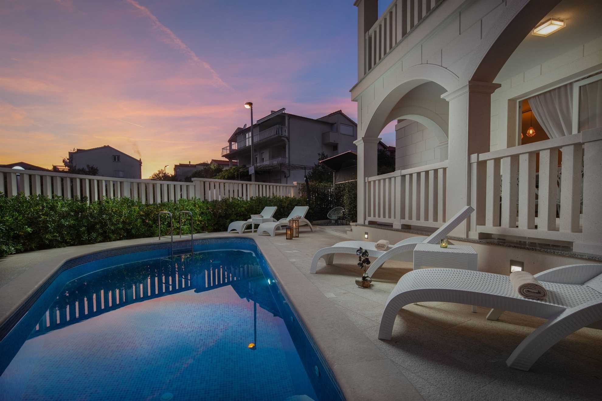 Villa Stone Art with Pool