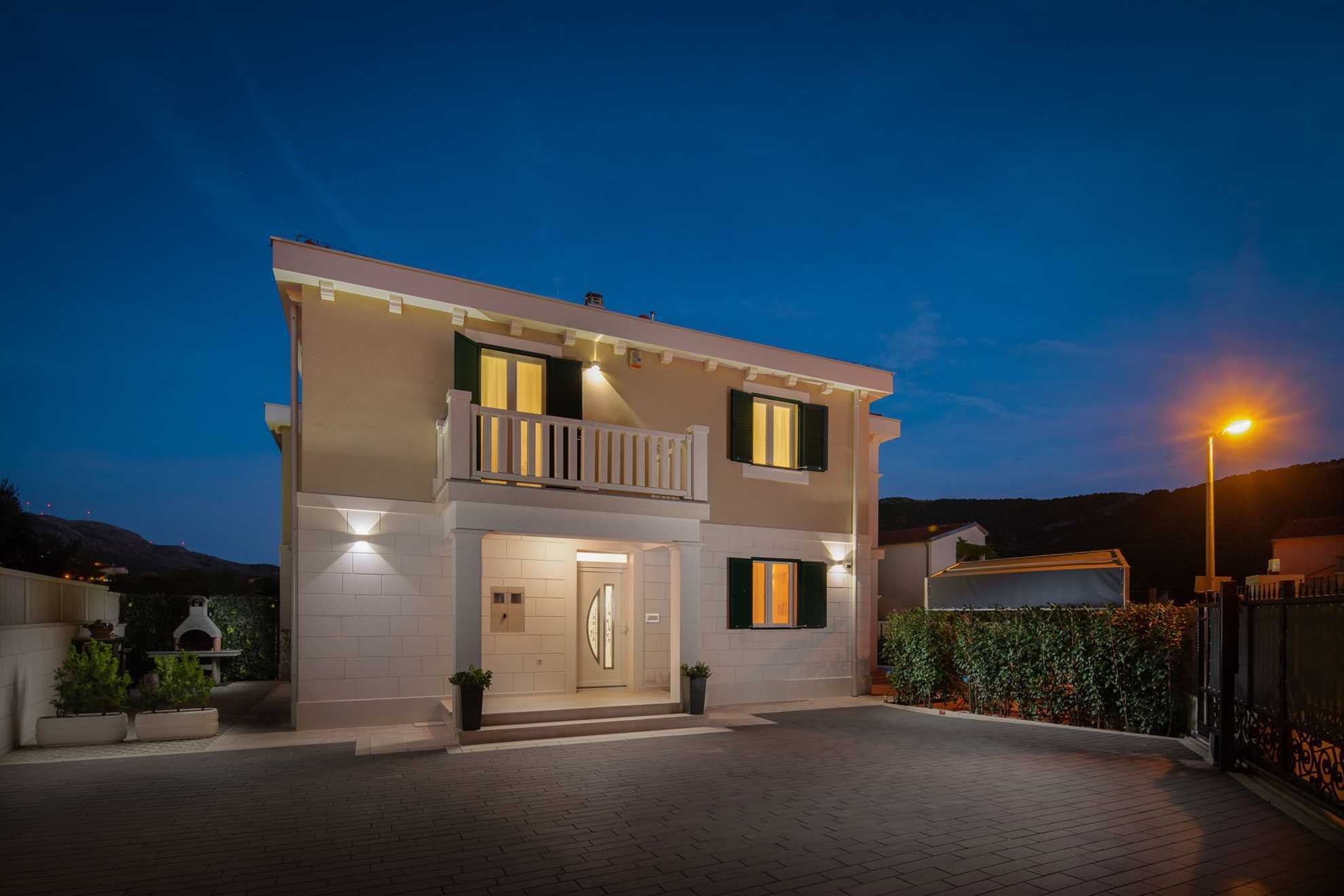 Villa Stone Art with Pool