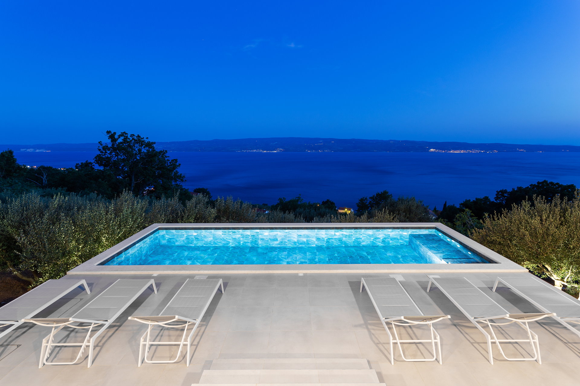 Luxury Villa Aileron with Pool