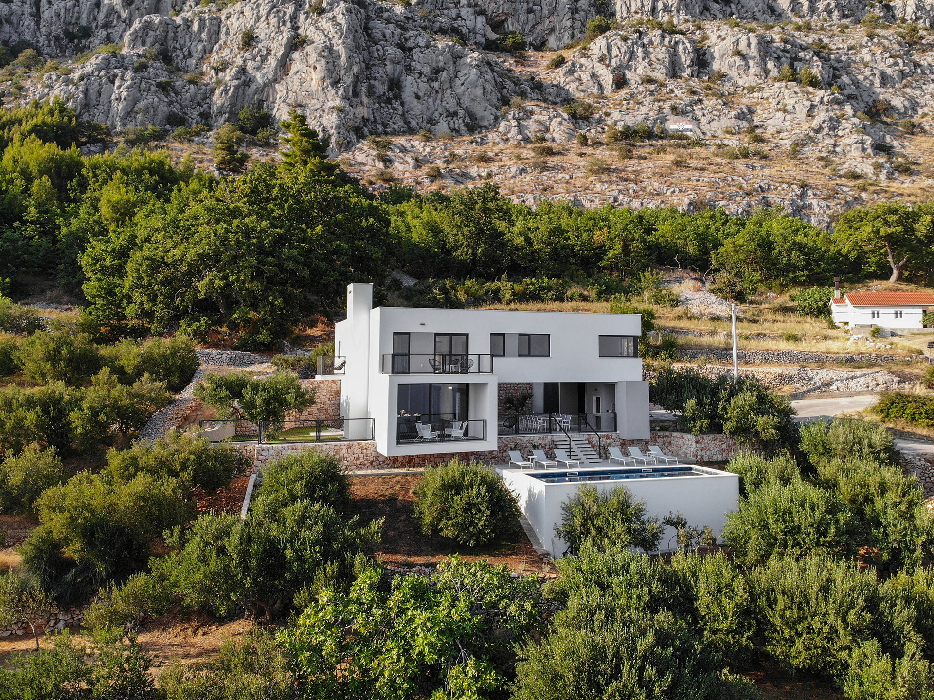 Luxury Villa Aileron with Pool