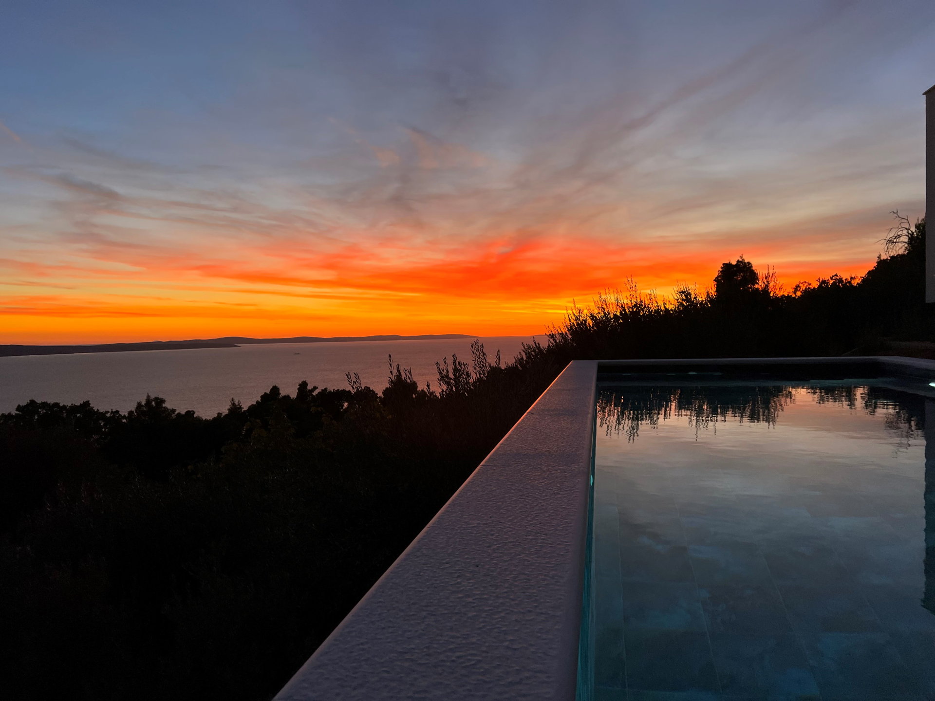 Luxury Villa Aileron with Pool