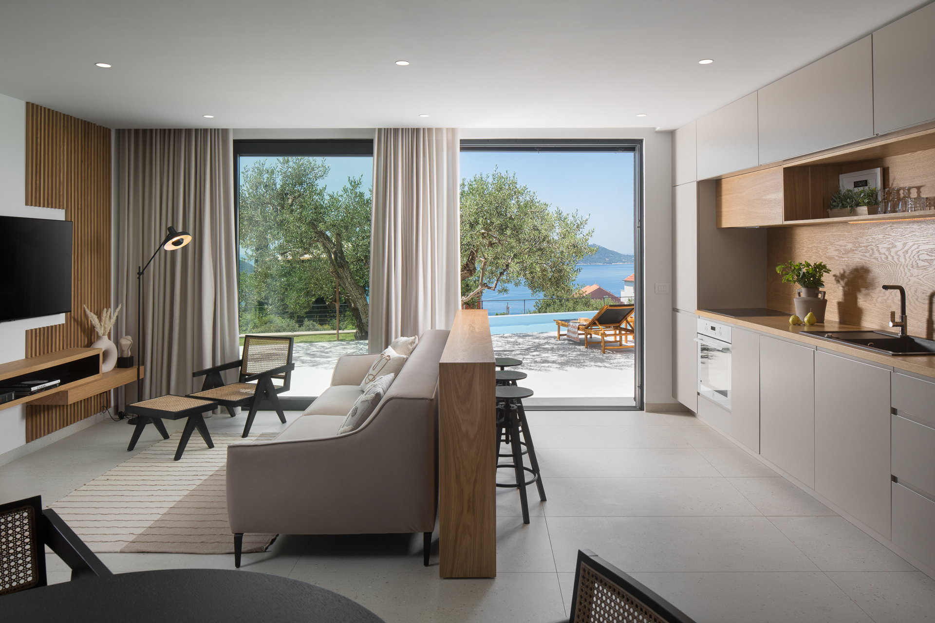 Luxury Villa Lennox with Pool
