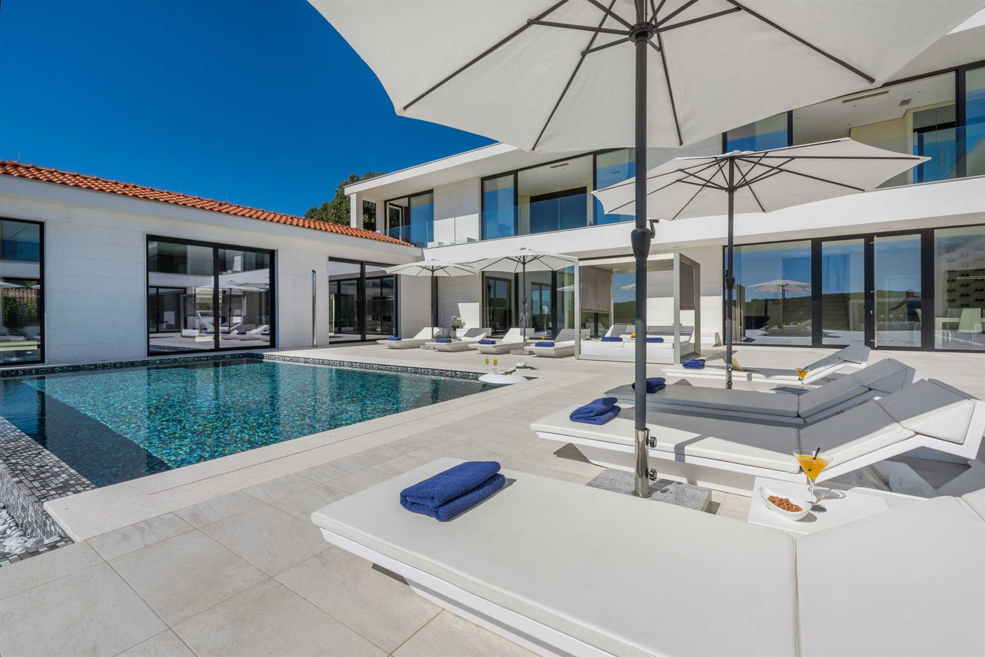 Luxury Villa La Bellissima with Pool