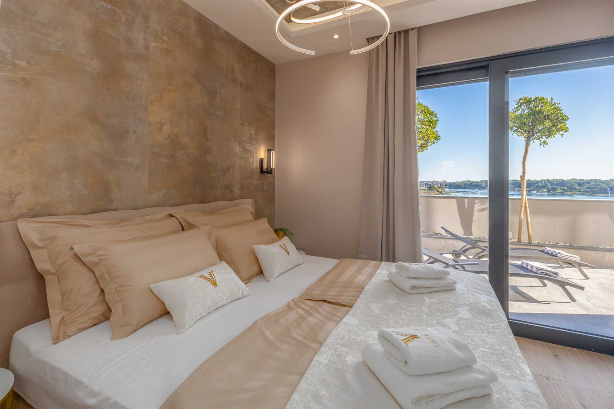 Villa La Vie with Pool