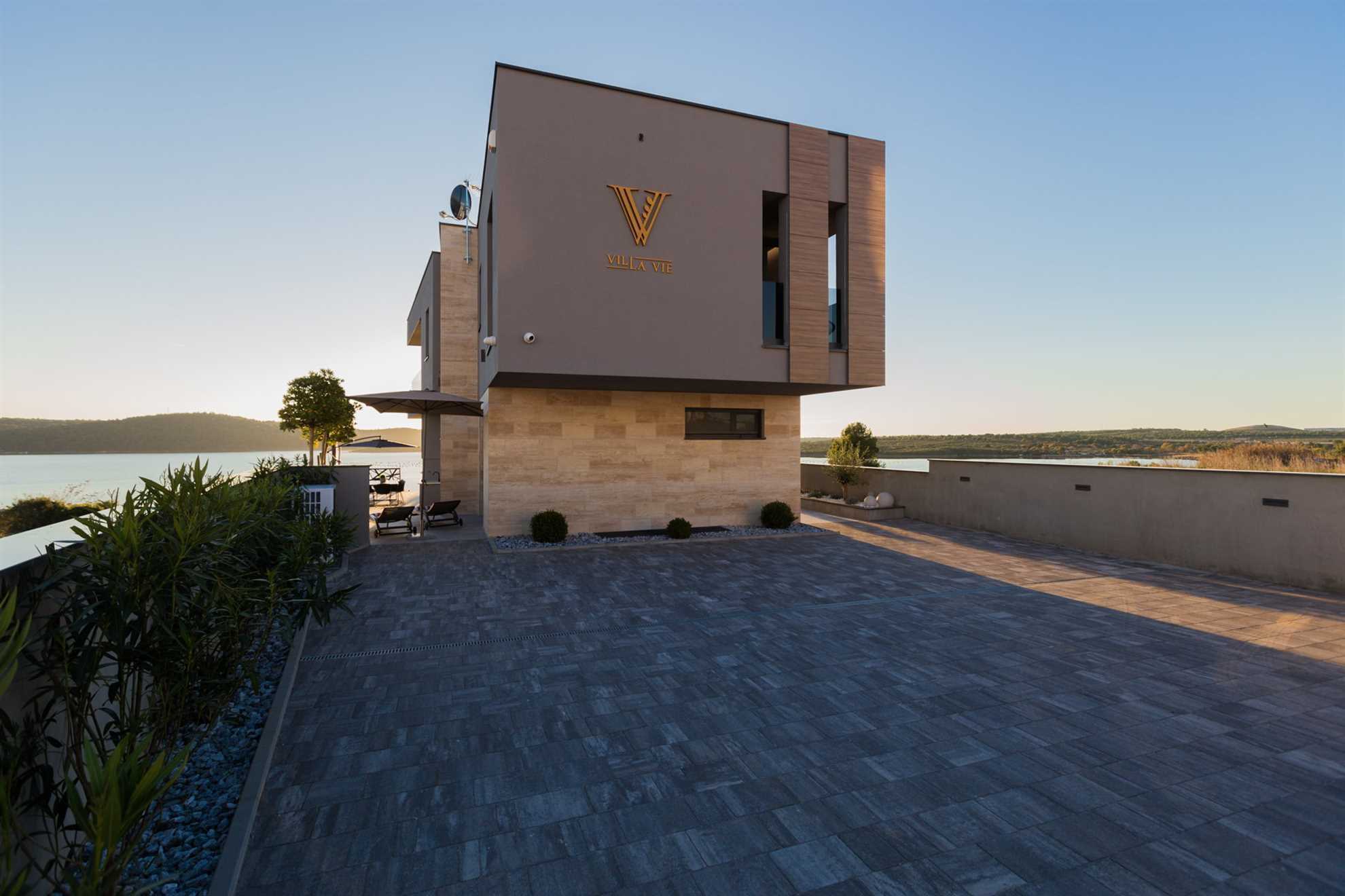 Villa La Vie with Pool
