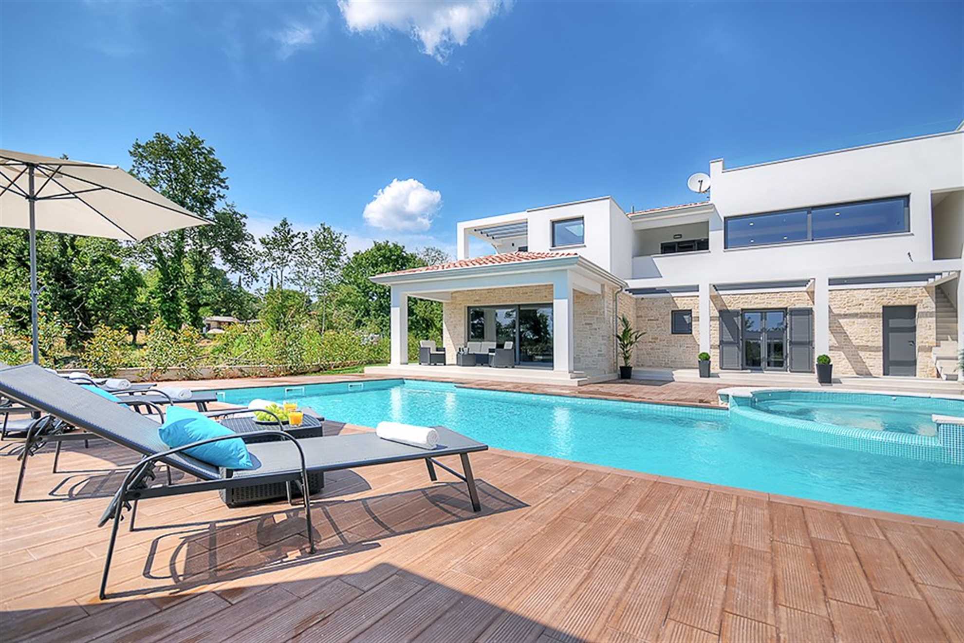 Villa Dahlia Belle with Pool