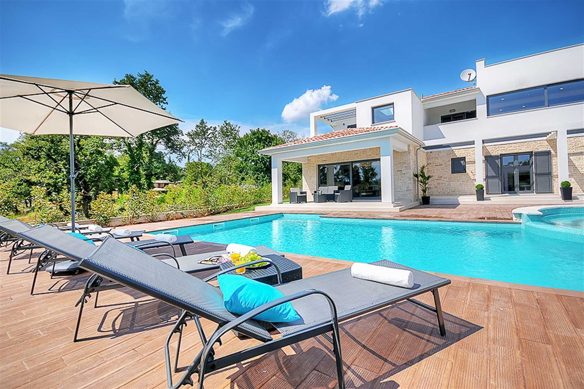 Villa Dahlia Belle with Pool