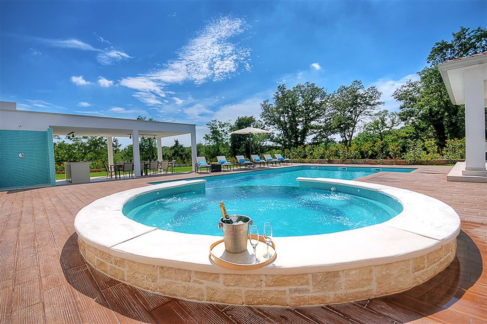 Villa Dahlia Belle with Pool