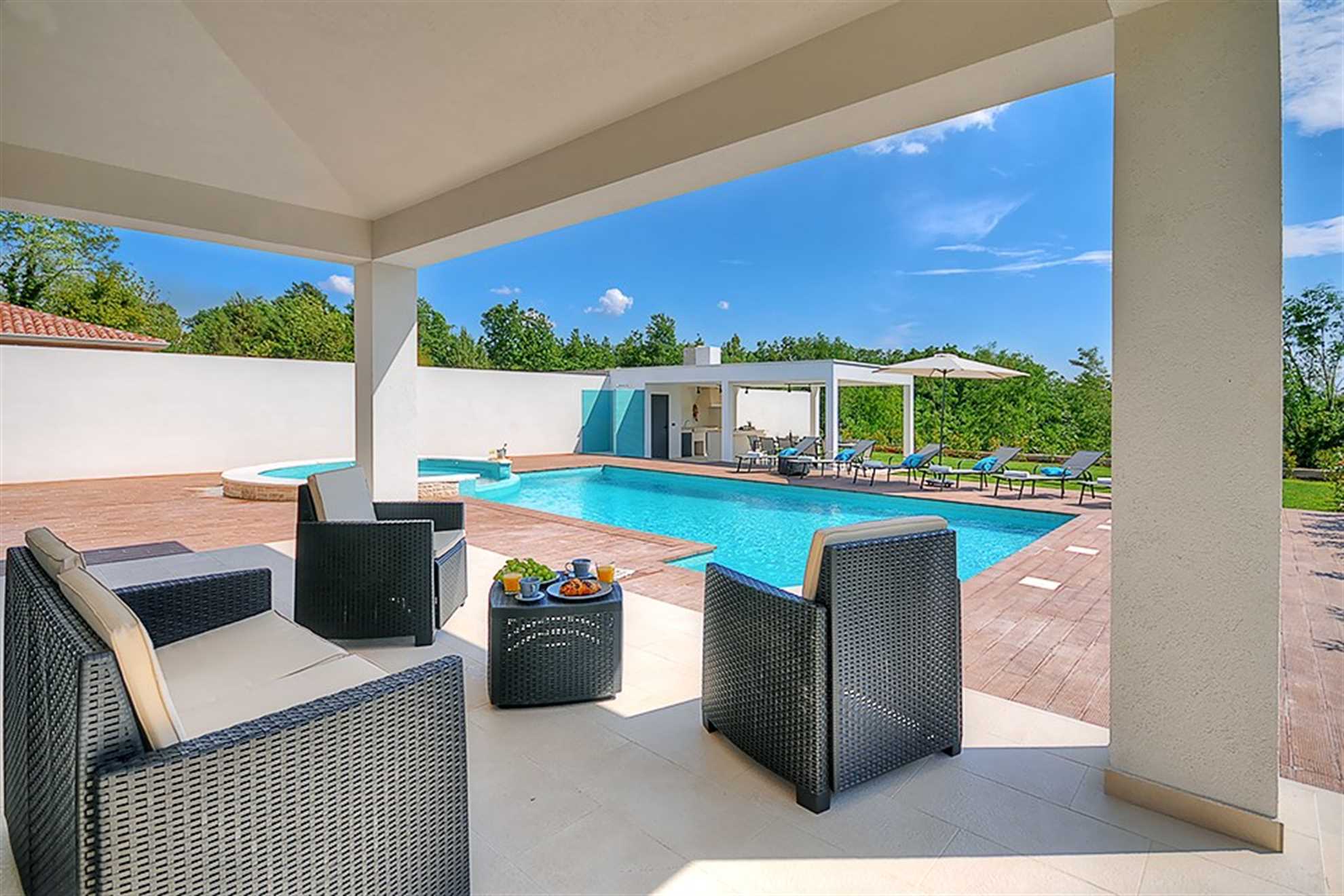 Villa Dahlia Belle with Pool