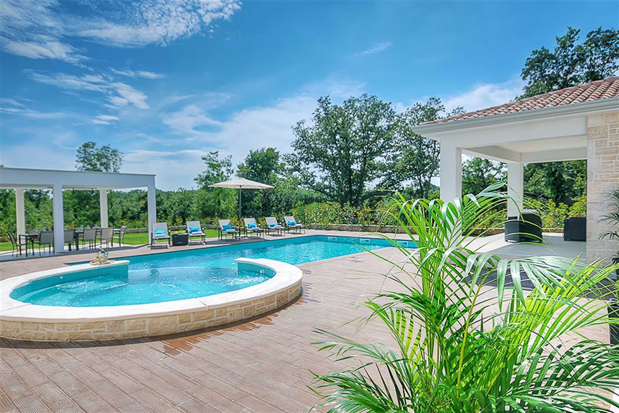 Villa Dahlia Belle with Pool