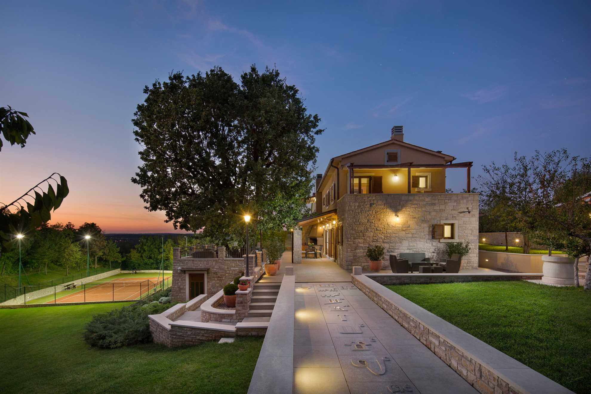 Luxury Villa Retreat with Infinity Pool