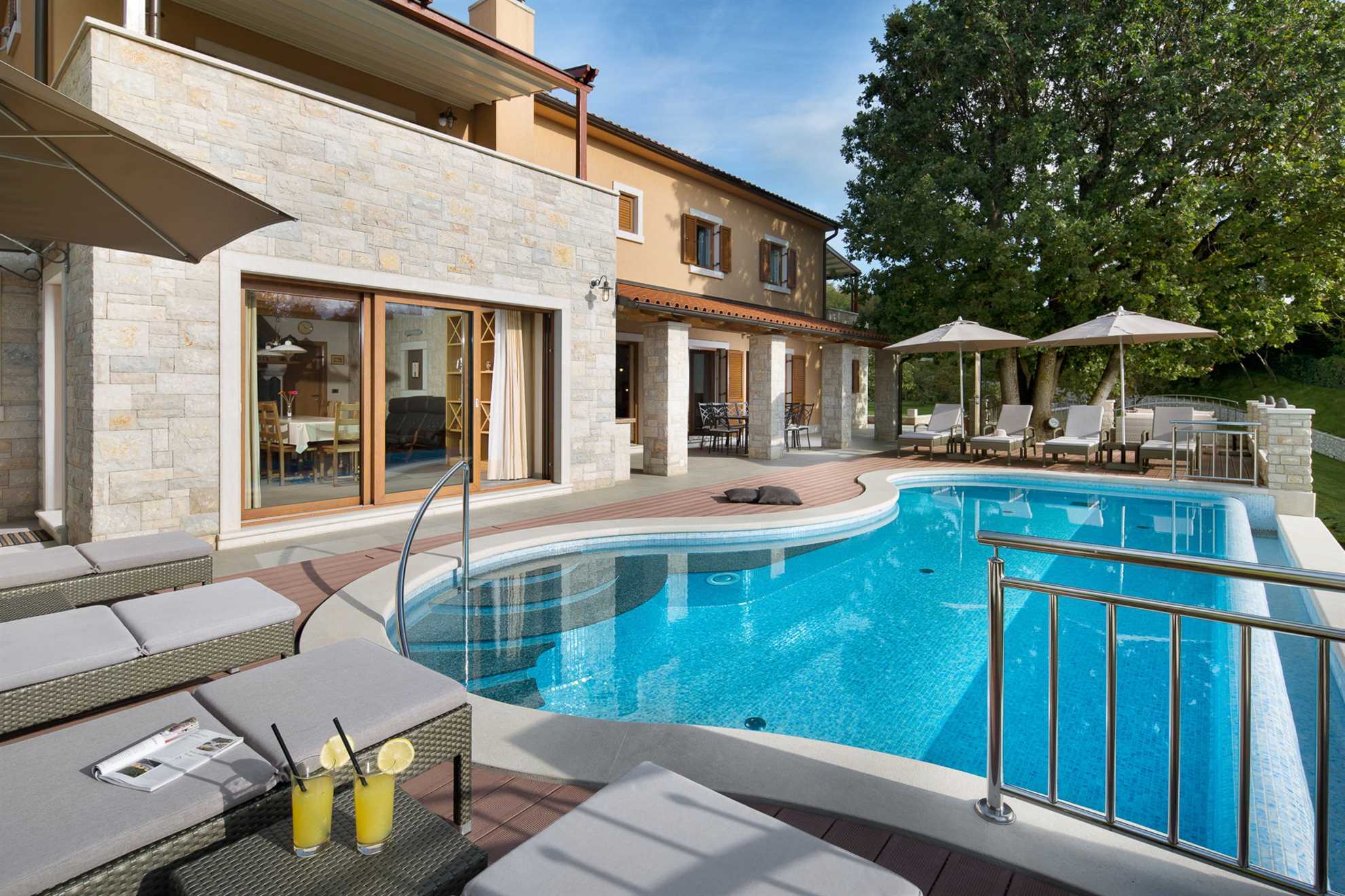 Luxury Villa Retreat with Infinity Pool