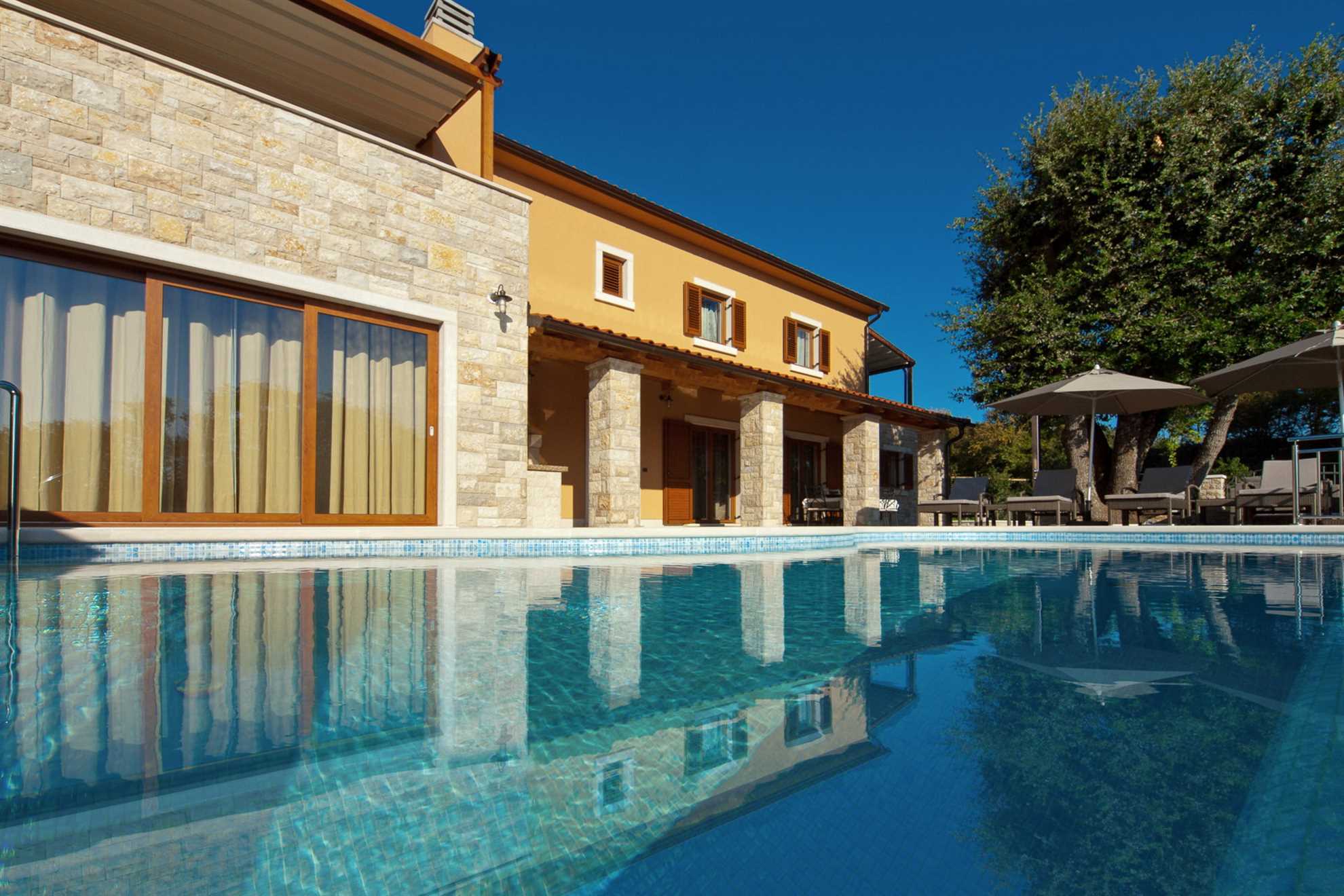 Luxury Villa Retreat with Infinity Pool