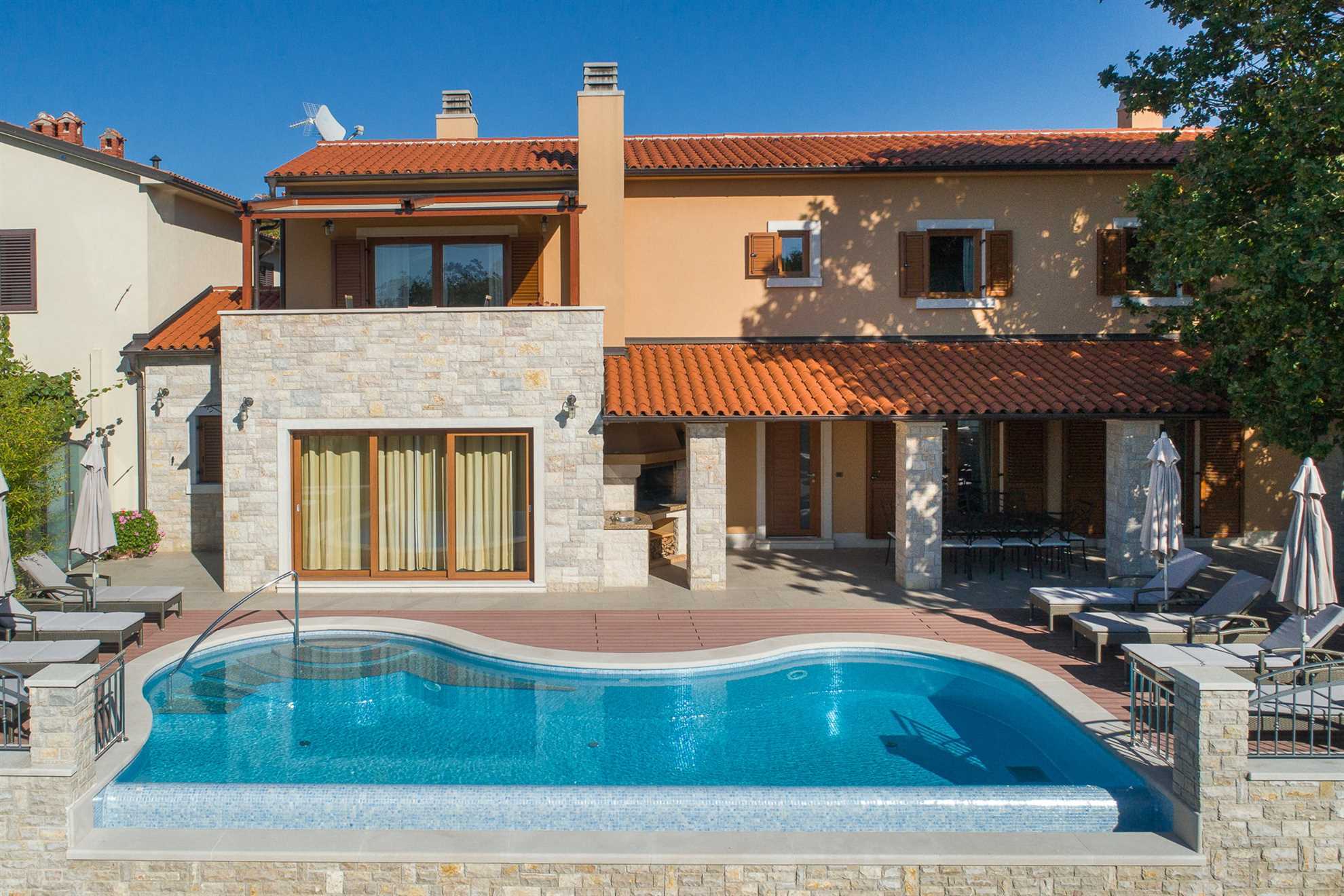 Luxury Villa Retreat with Infinity Pool