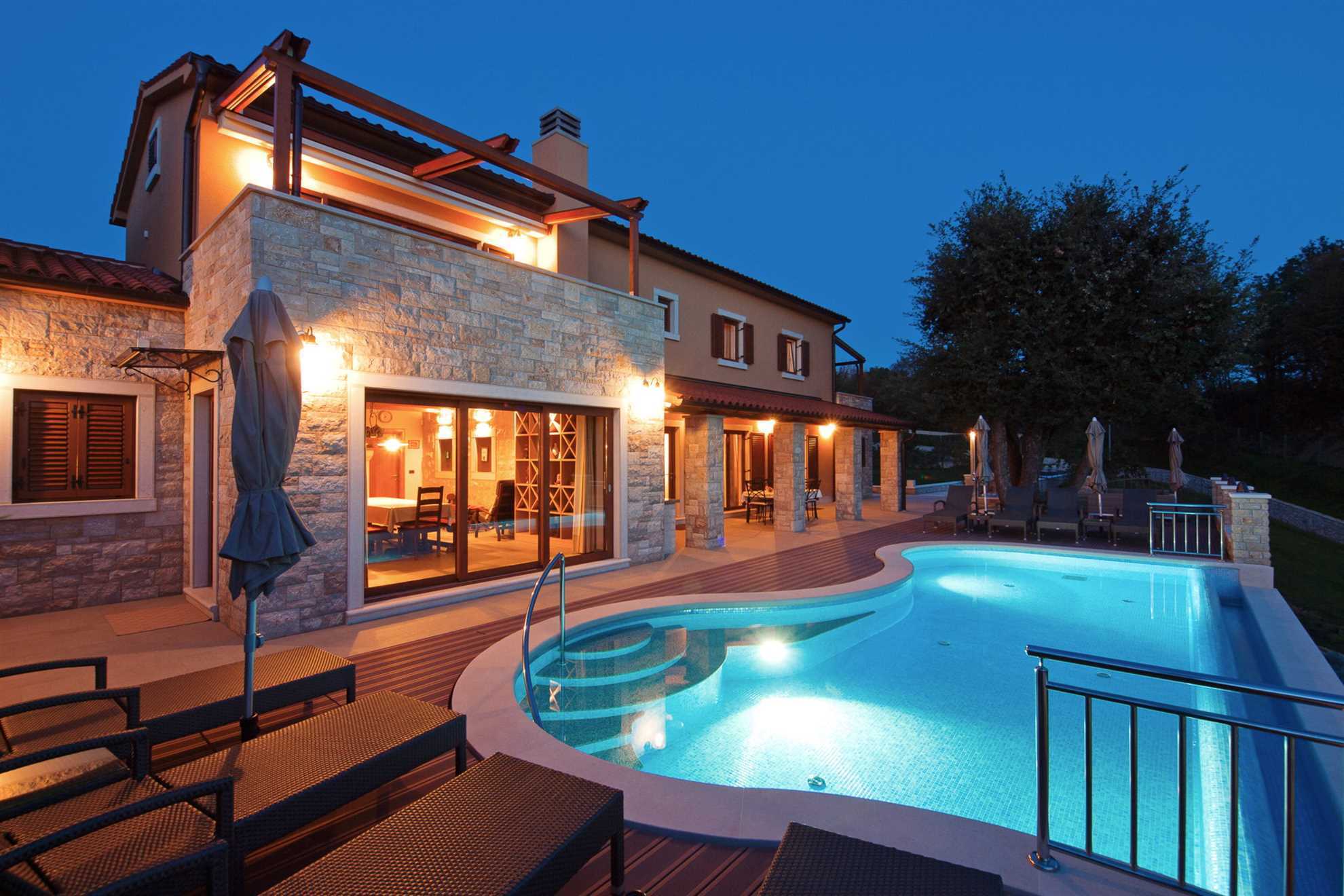 Luxury Villa Retreat with Infinity Pool