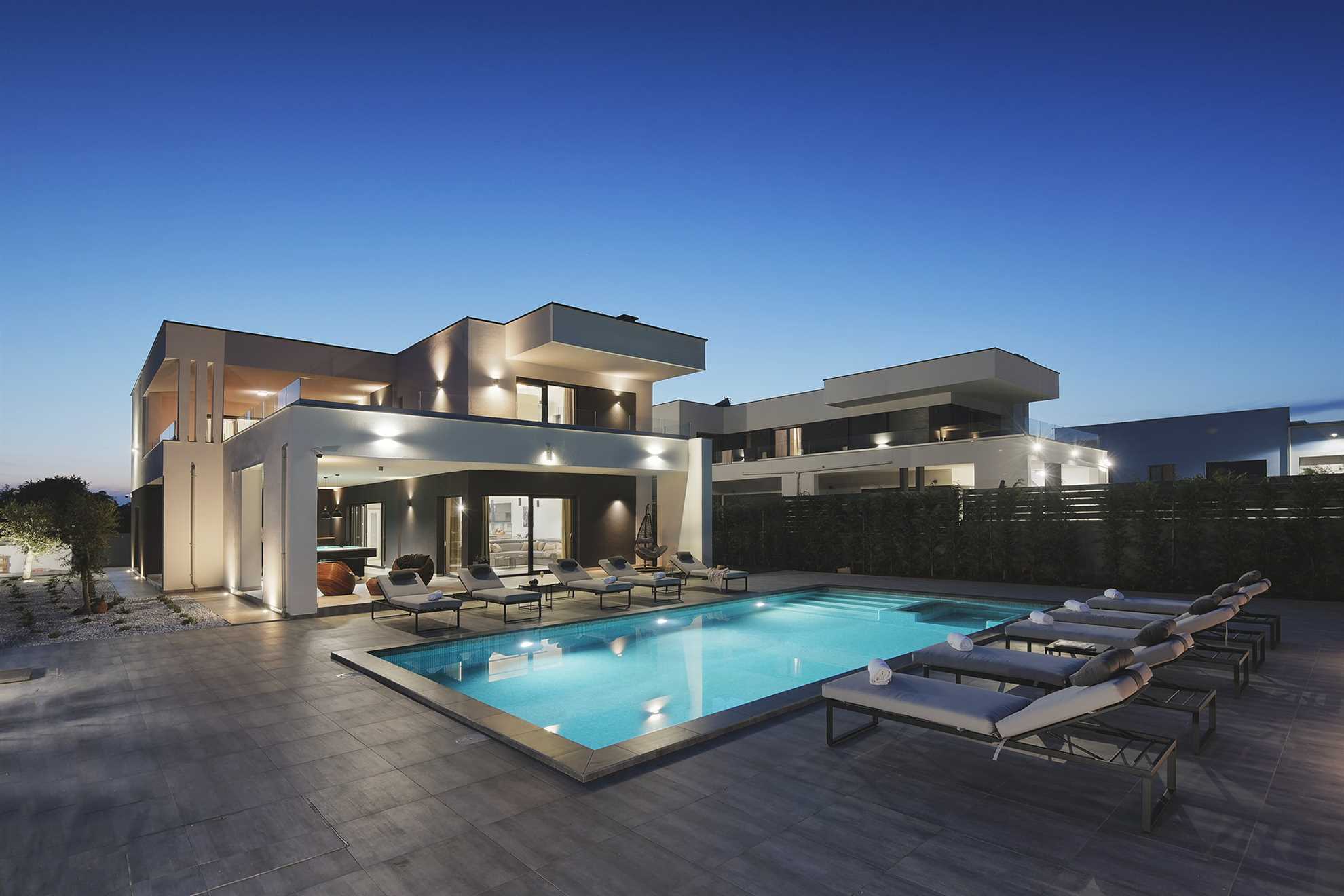 Villa Grandiosa with Pool